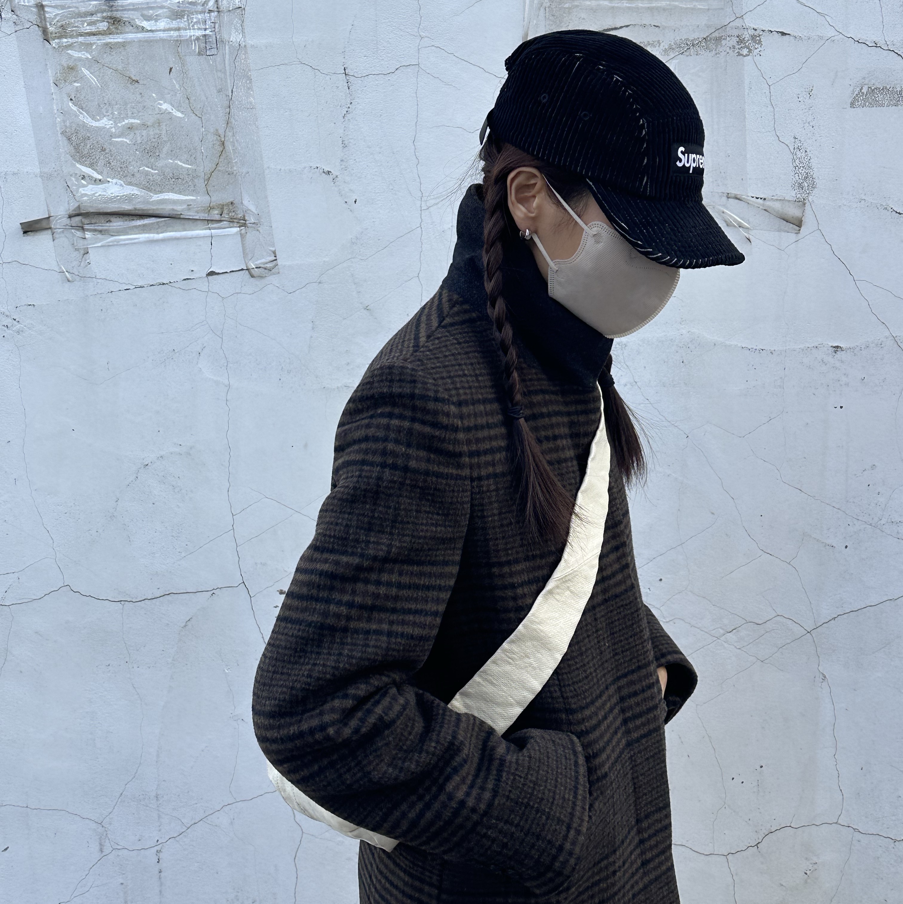 Supreme 2-Tone Corduroy Camp Cap Black - 23SS, Lemaire Small Croissant Bag Coated Linen Canvas Almond Milk 착용 스타일