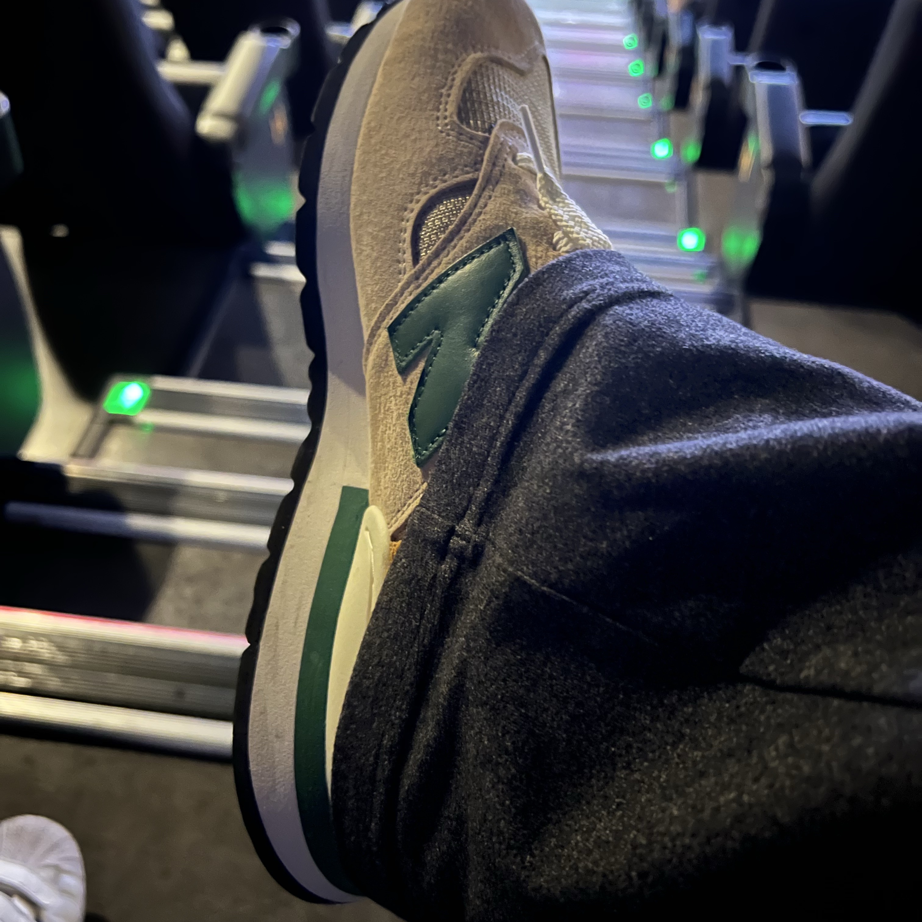 New Balance 990v1 Tan Green 착용 스타일
