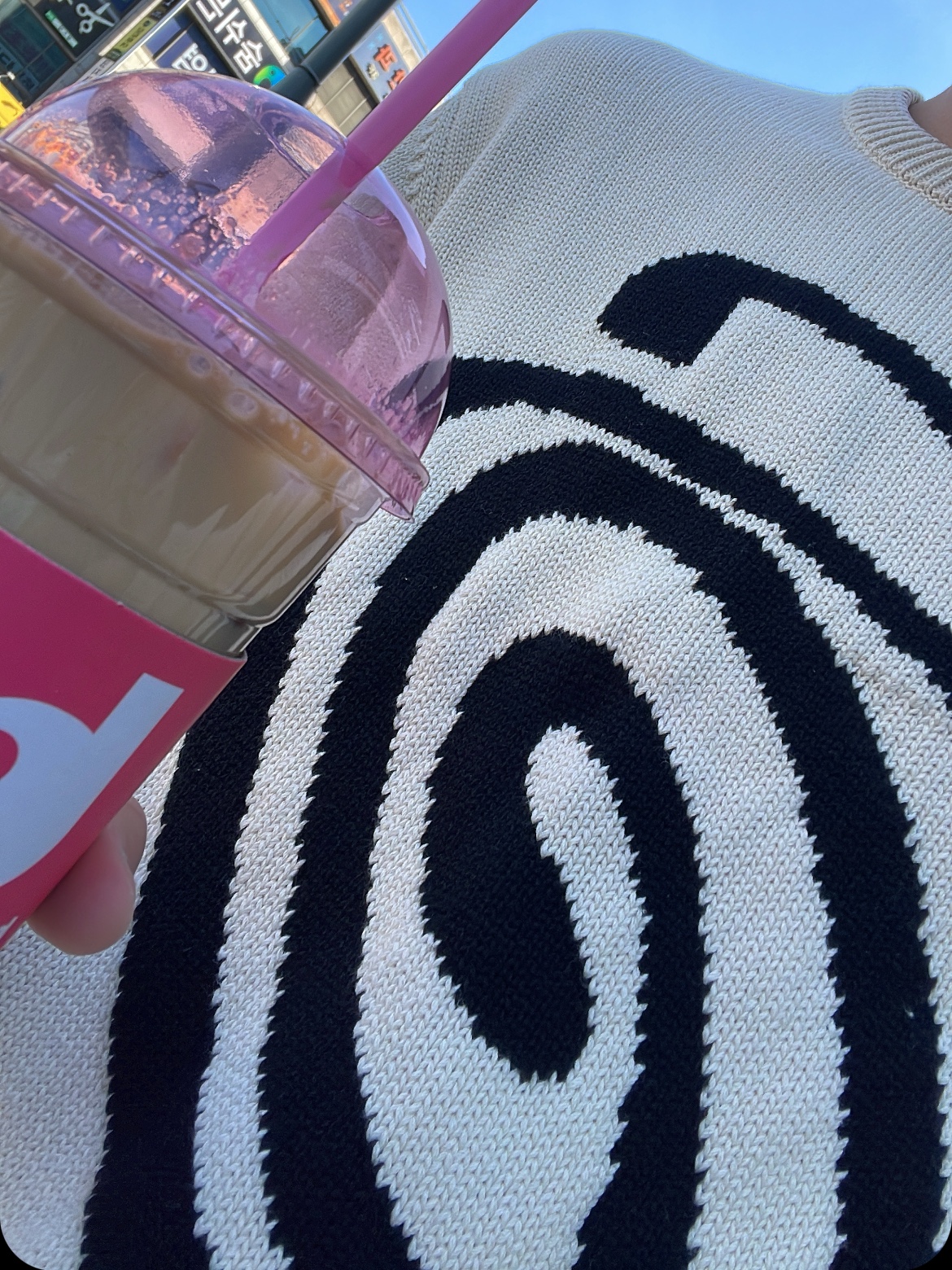 Stussy Curly S Sweater Natural 착용 스타일 - 1