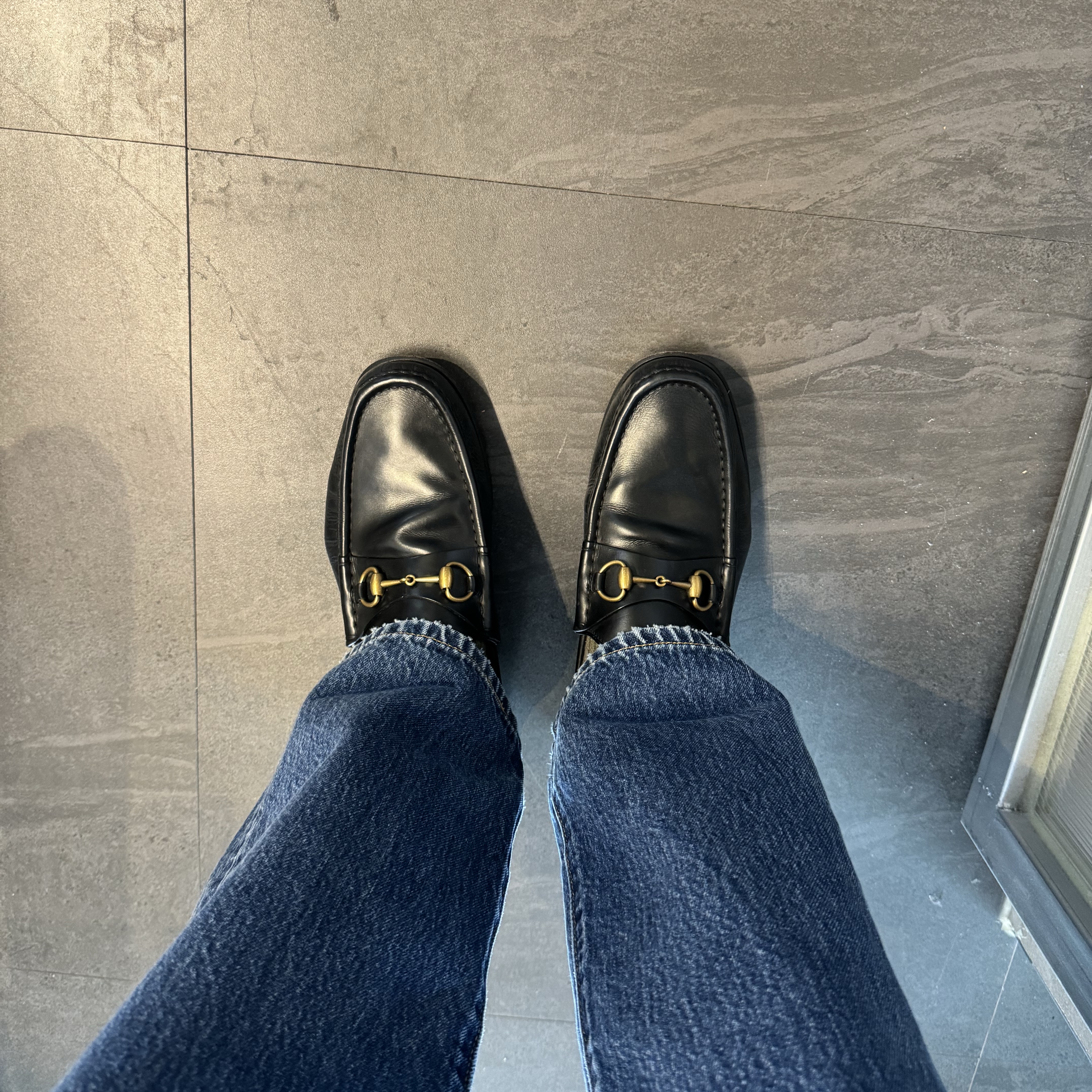 Gucci 1953 Horsebit Leather Loafers Black 착용 스타일