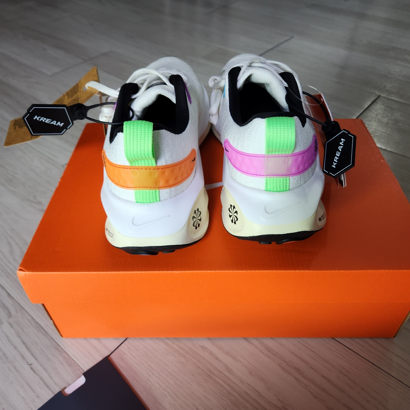 Nike Infinity Run 4 SE White Fuchsia Dream 착용 스타일 - 3