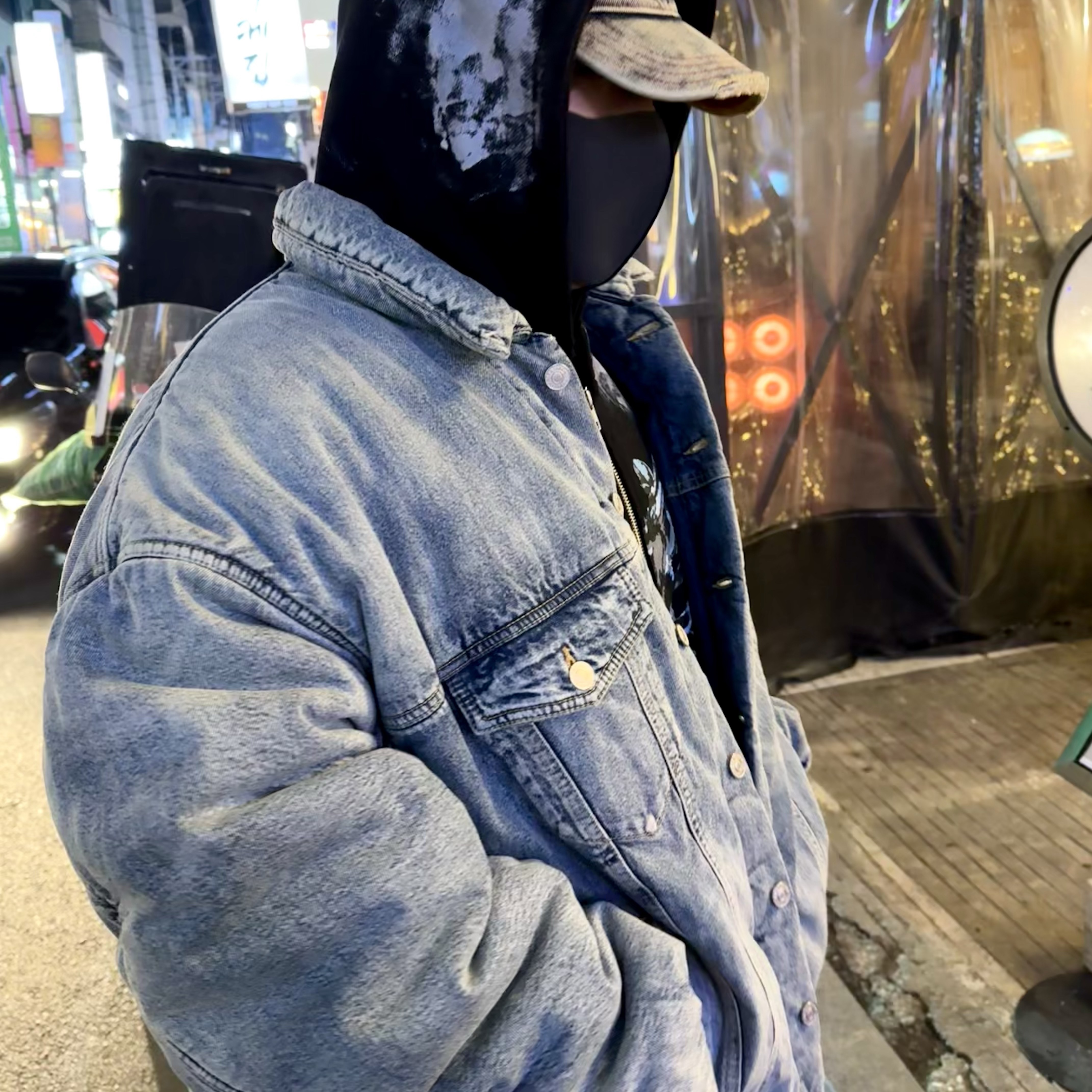 발렌시아가 패디드 재패니스 데님 자켓 인디고, 디젤 C-세이몬 트리티드 데님 베이스볼 캡 블루 화이트 착용 스타일 - 1