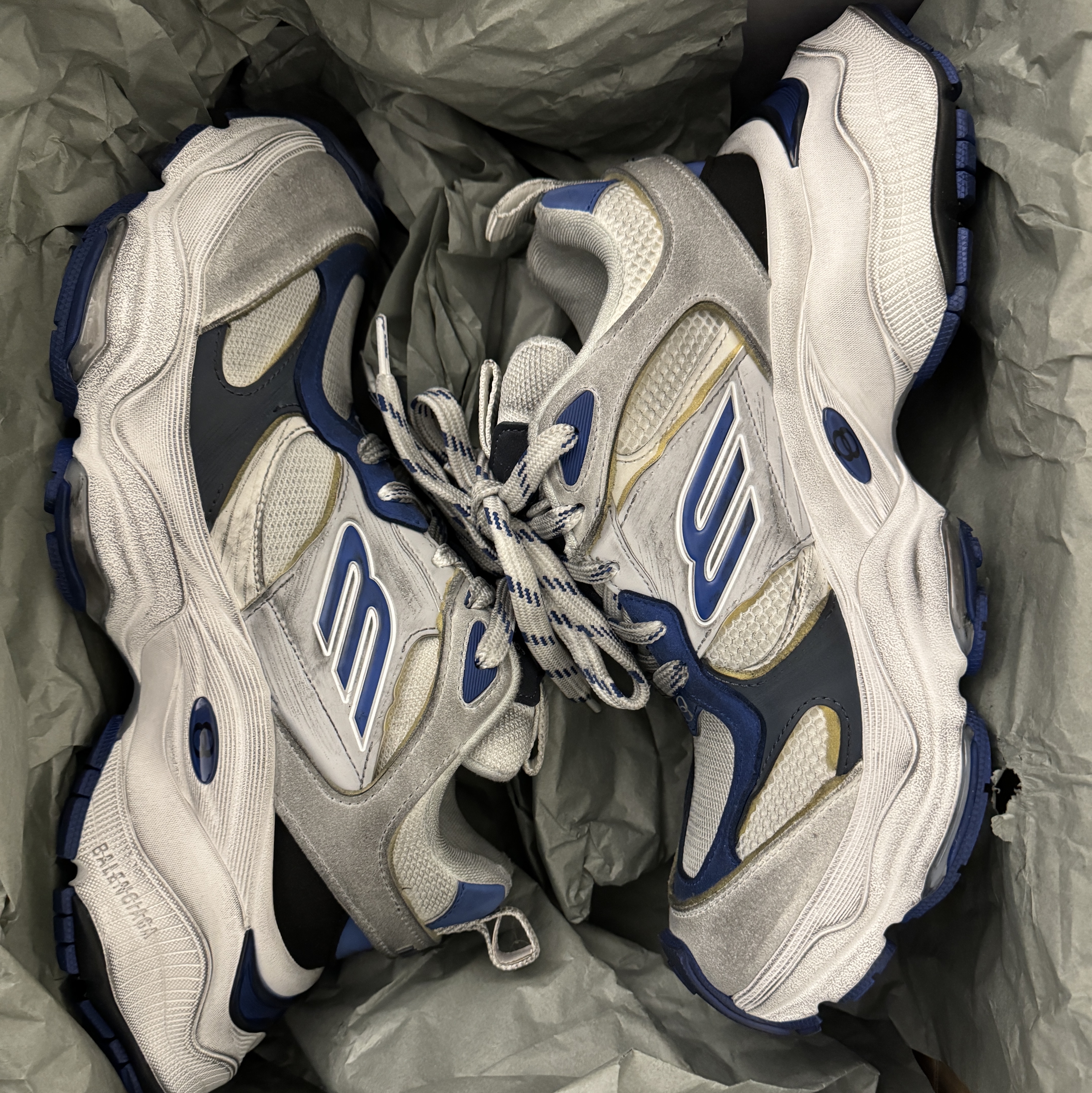 Balenciaga Cargo Sneakers Grey White Blue 착용 스타일 - 2