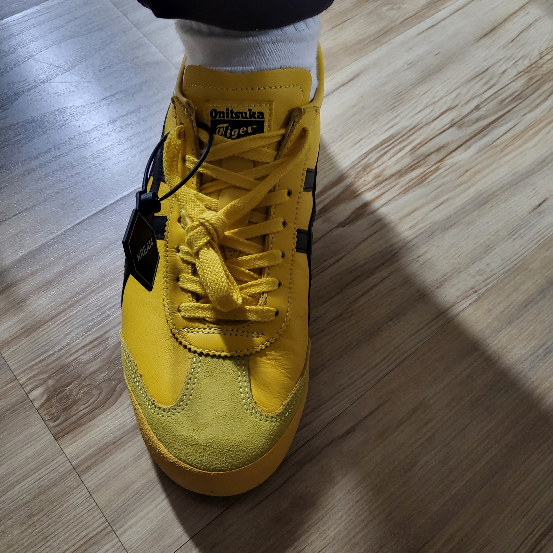 Onitsuka Tiger Mexico 66 Yellow Black 착용 스타일 - 1