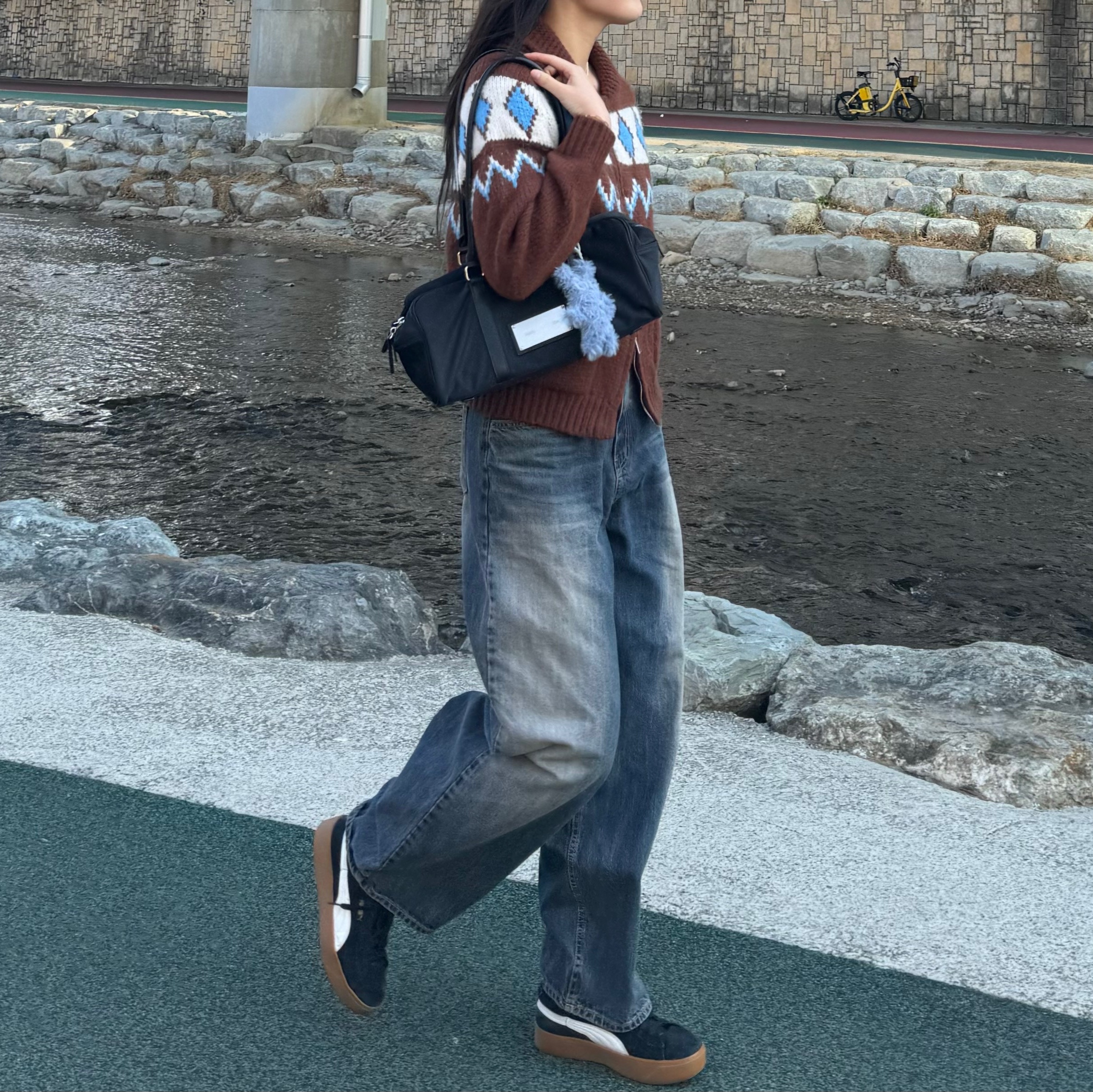 Matin Kim Sporty Tote Bag Black 착용 스타일