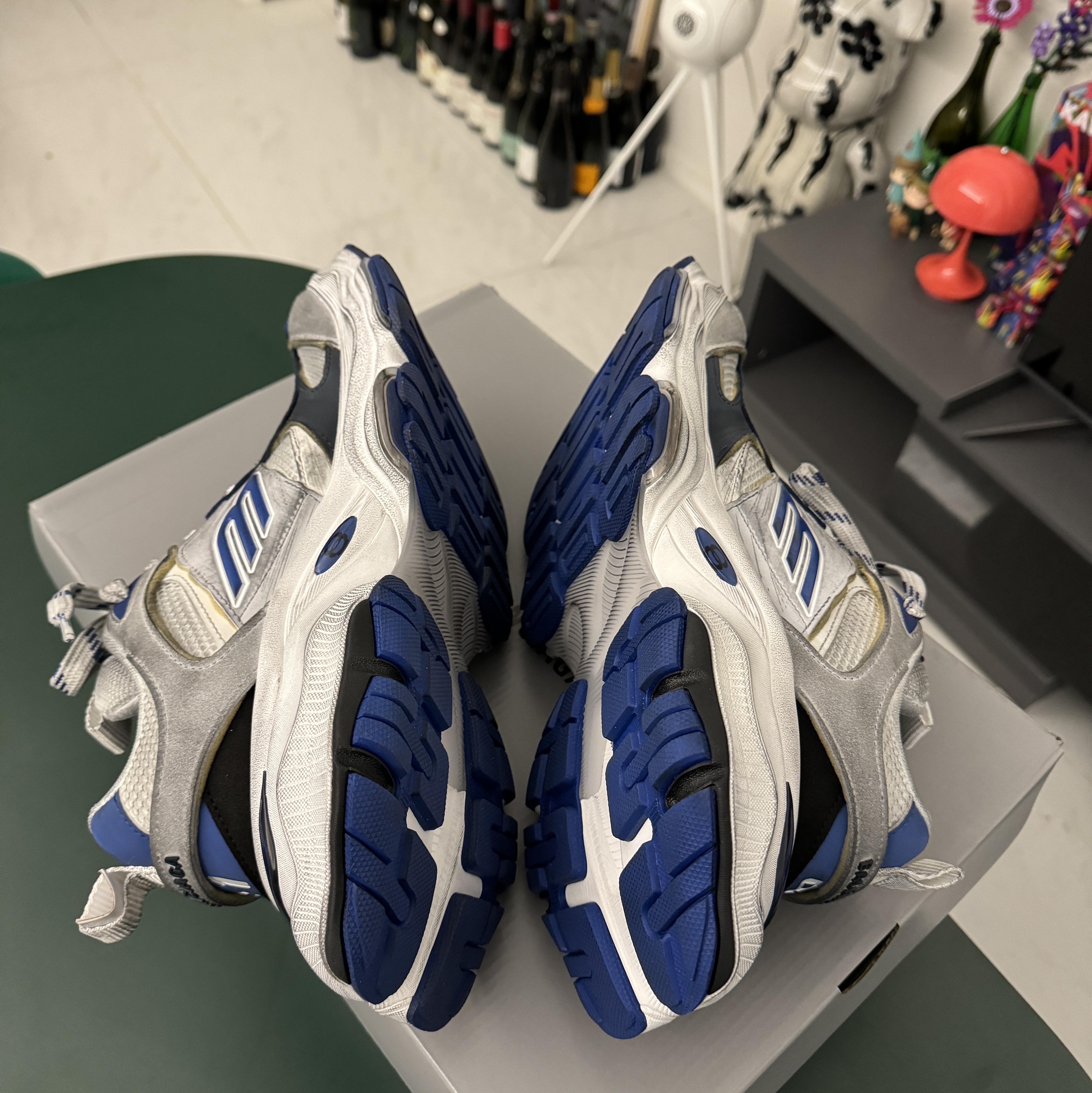 Balenciaga Cargo Sneakers Grey White Blue 착용 스타일 - 5
