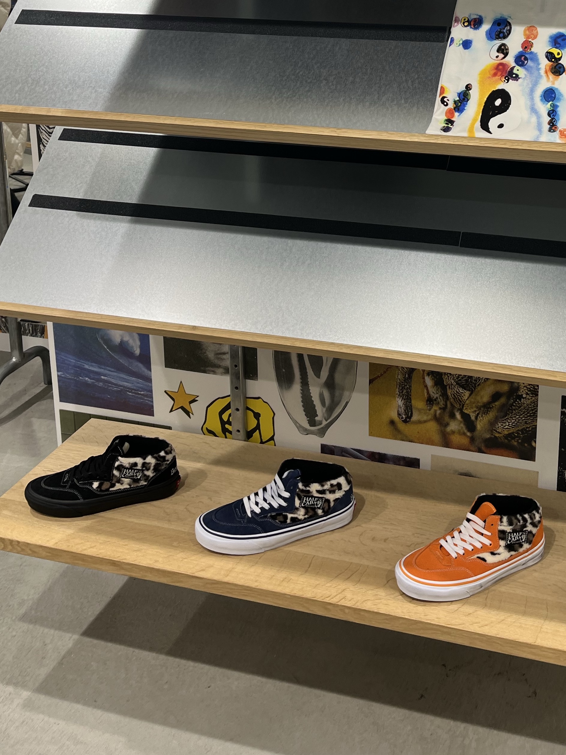 Vans x Supreme Leopard Half Cab Black, Supreme Ying Yang T-Shirt White - 23FW 착용 스타일 - 3