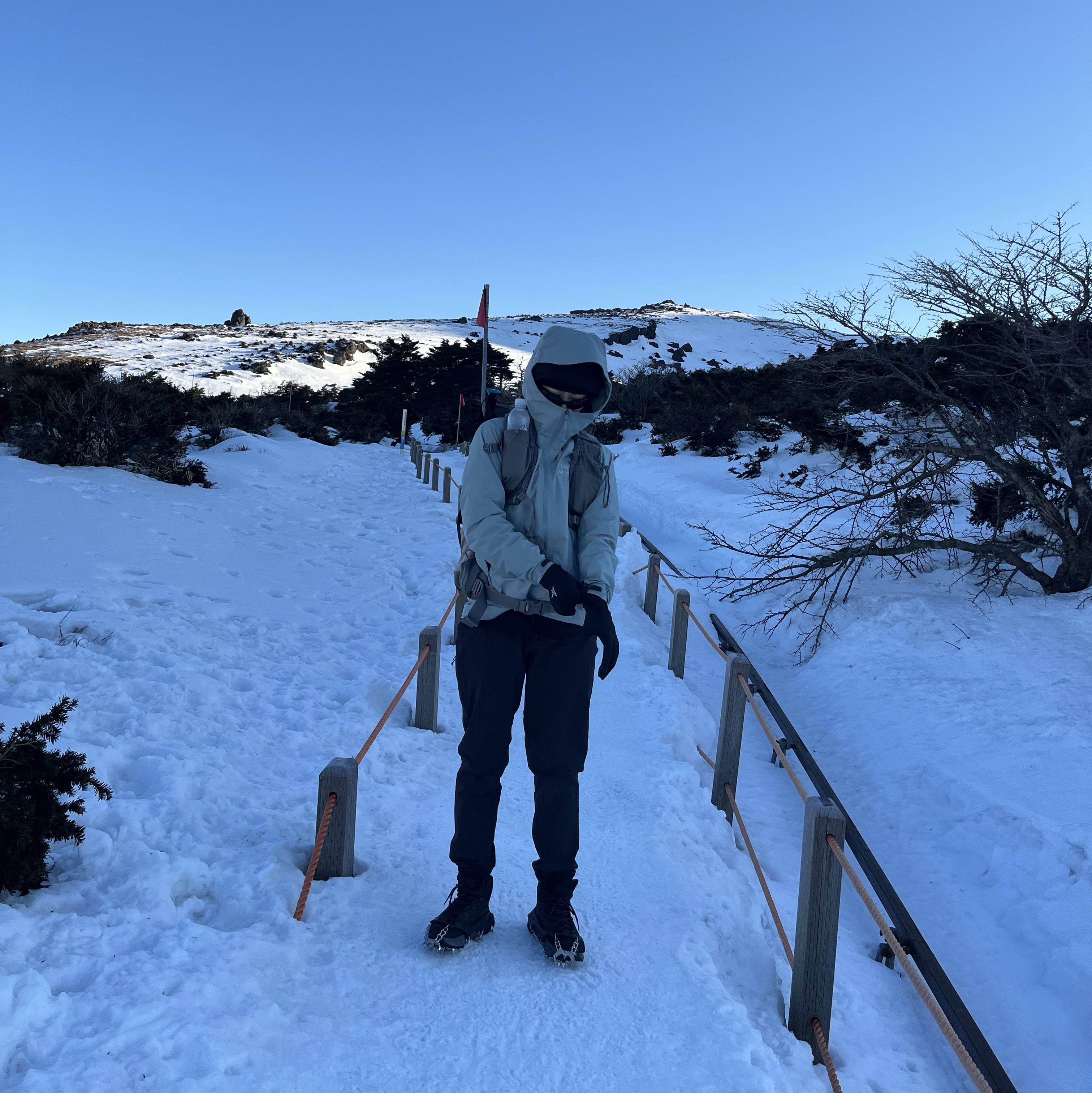 Arc'teryx Beta Jacket Solace, Oakley Eye Jacket Redux Matte Black Frame Prizm Grey Lenses High Bridge Fit 착용 스타일