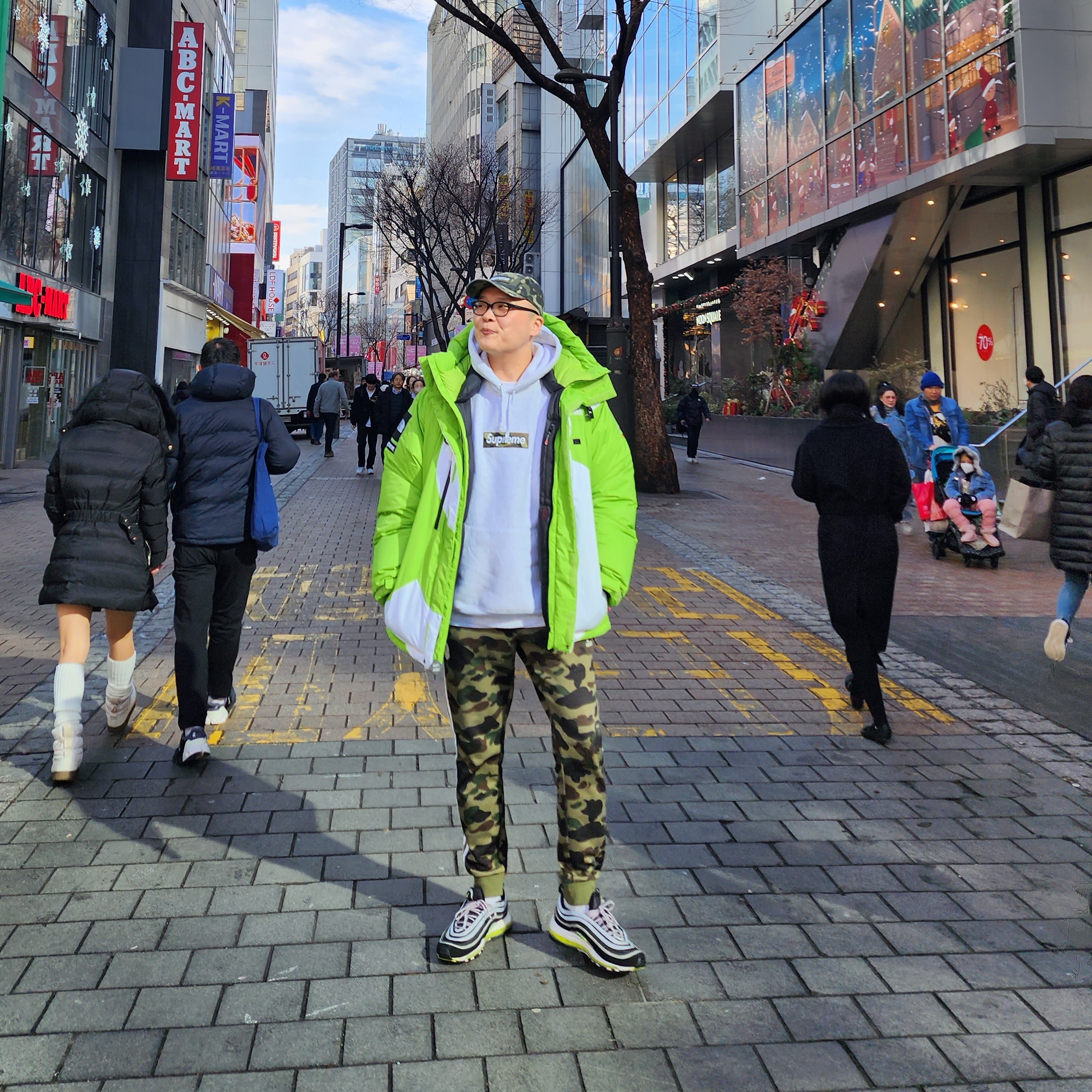 Supreme Military Camp Cap Olive Camo - 23SS, Supreme Box Logo Hooded Sweatshirt Ash Grey - 23FW 착용 스타일