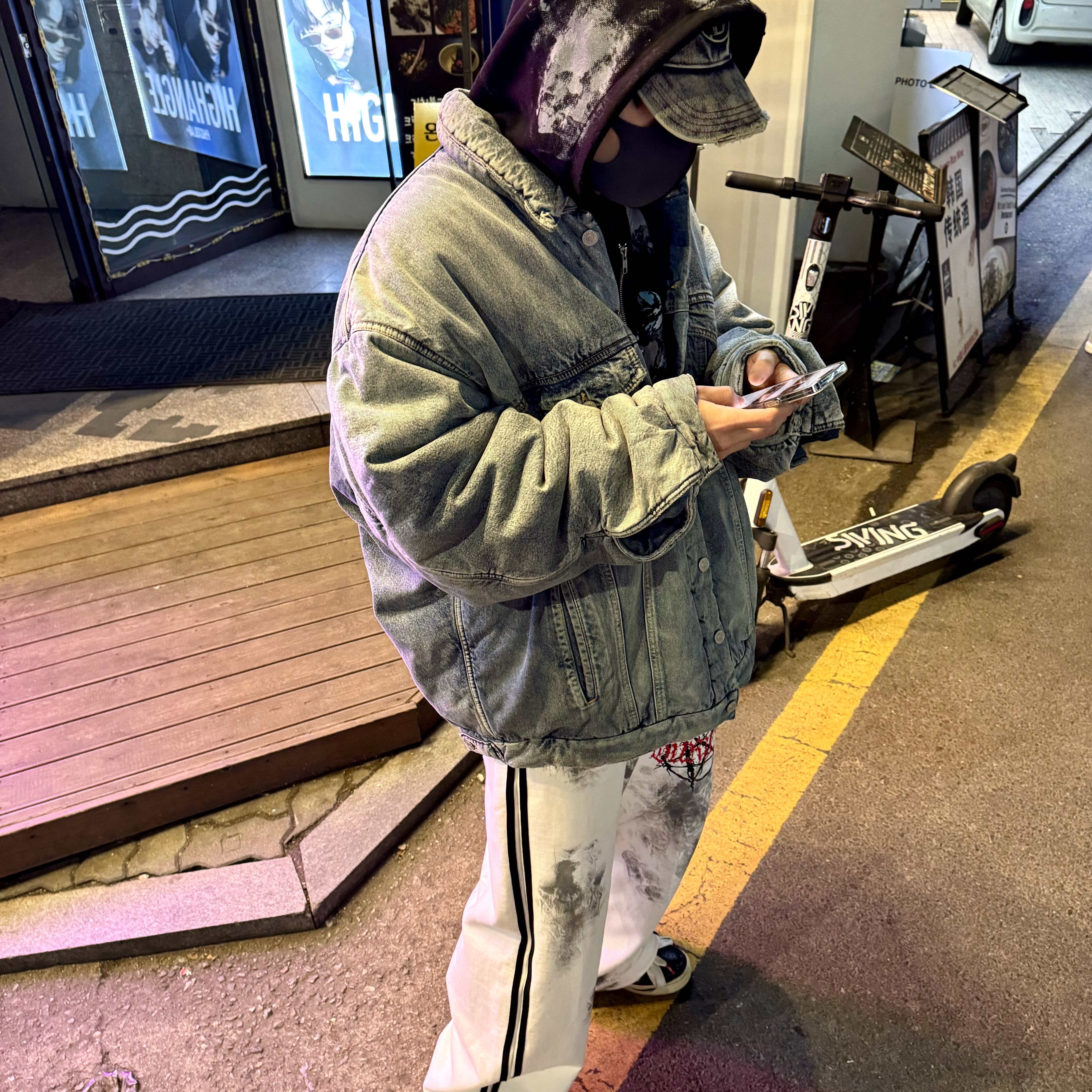 발렌시아가 패디드 재패니스 데님 자켓 인디고, 디젤 C-세이몬 트리티드 데님 베이스볼 캡 블루 화이트 착용 스타일 - 3
