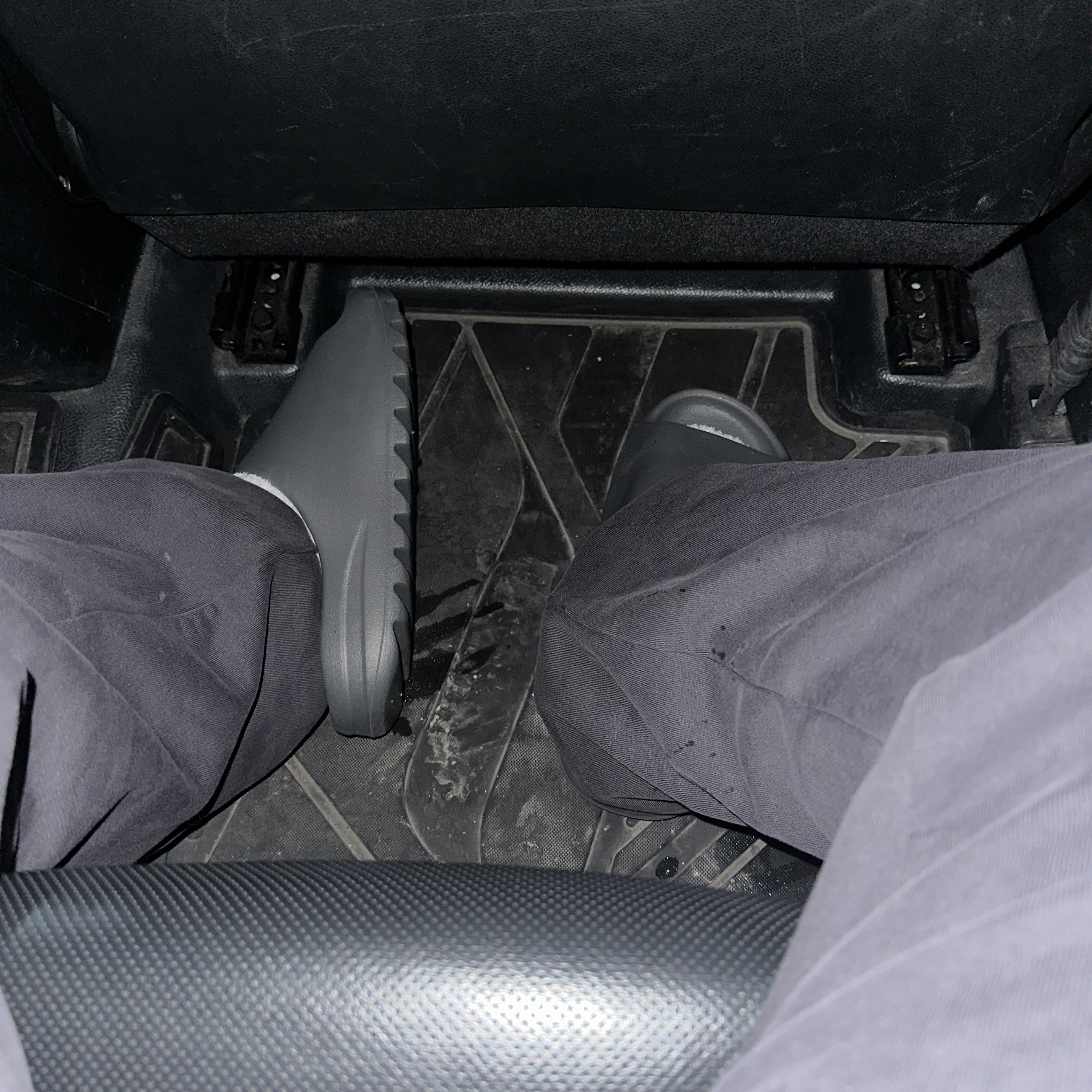 Adidas Yeezy Slide Onyx, Yeezy Gap Engineered By Balenciaga Fleece Jogging Pants Black 착용 스타일