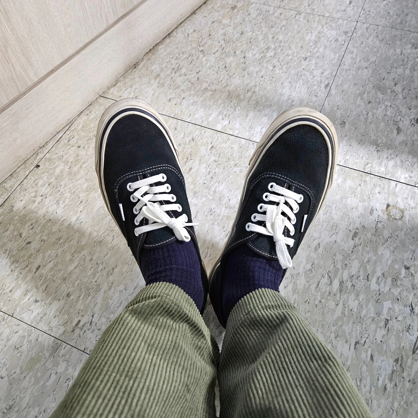 Vans Authentic 44 DX Anaheim Factory Black, Uniqlo x Engineered Garments Pufftech Short Blouson Navy 착용 스타일 - 5
