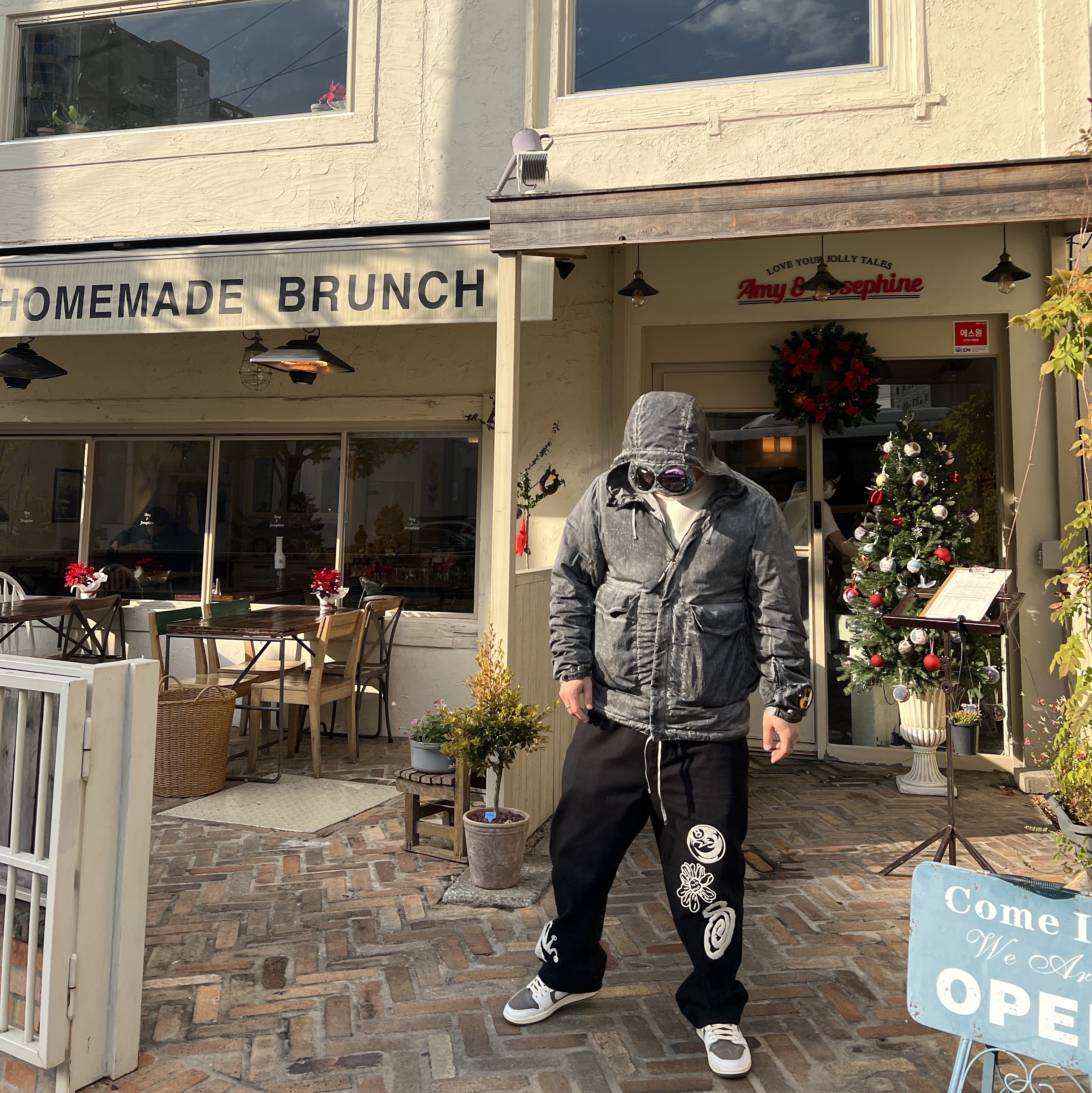 Stussy Noma Icon Beach Pants Washed Black, Jordan 1 x Travis Scott Retro Low OG SP Sail and Ridgerock 착용 스타일