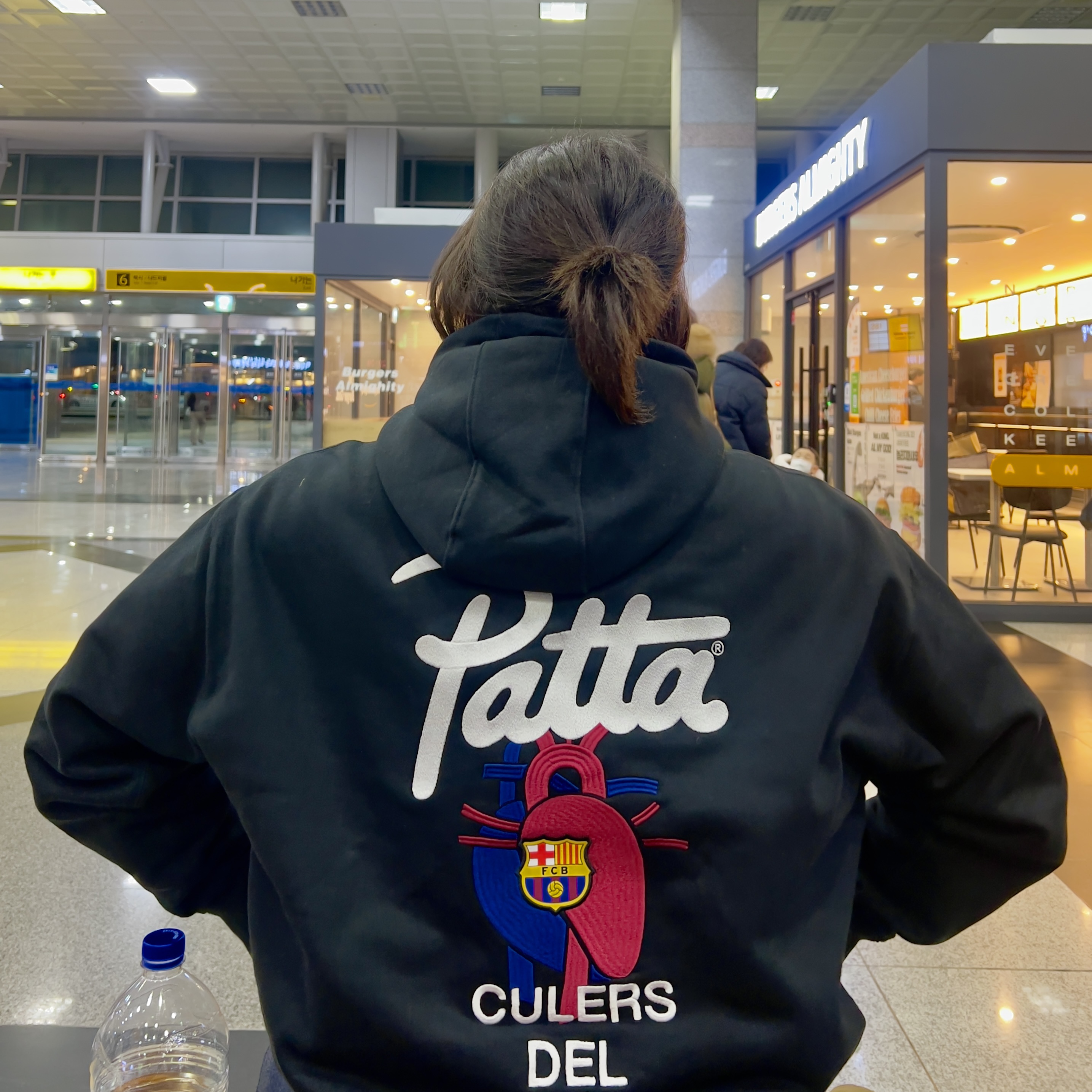 Nike x Patta x FC Barcelona Solo Swoosh Hoodie Culers del Món (FD4147-010) 착용 스타일