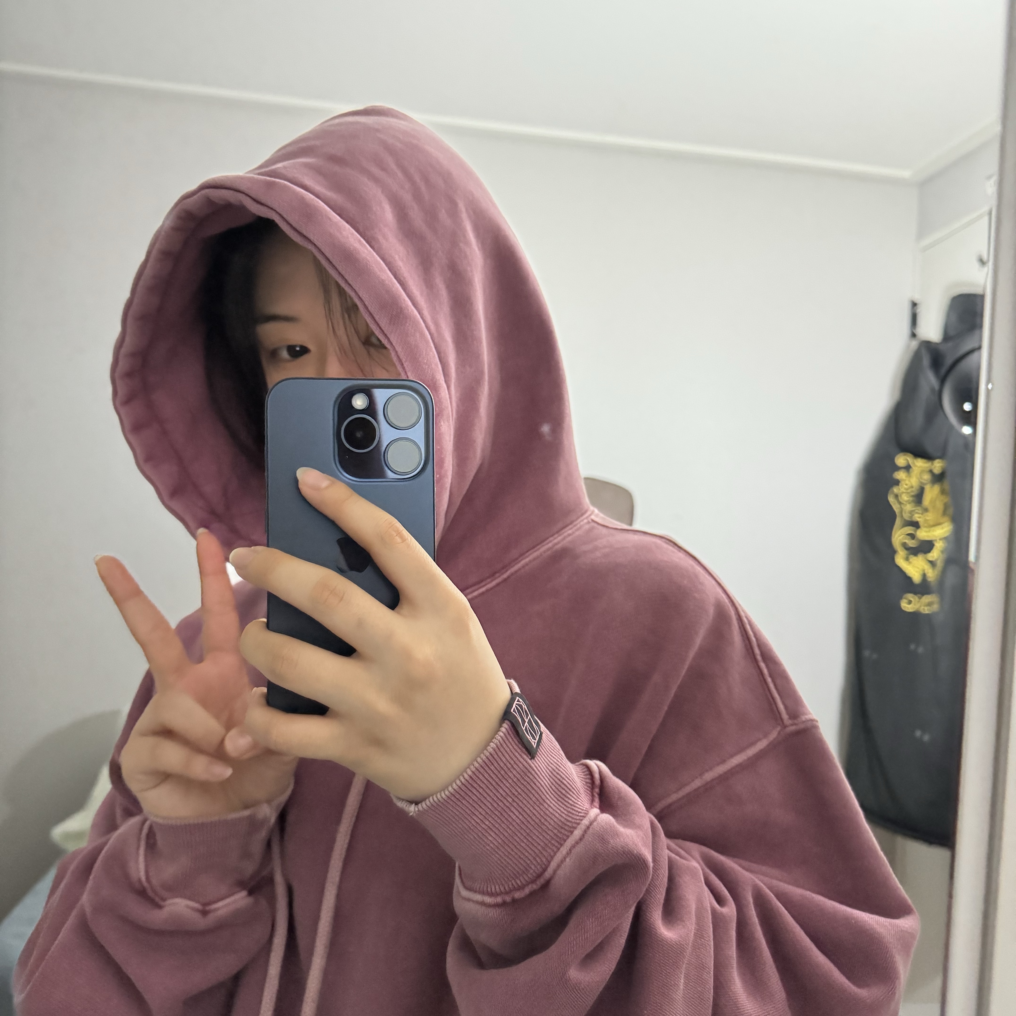 애플 아이폰 15 프로 256기가 블루 티타늄 (국내 정식 발매 제품) 착용 스타일 - 1