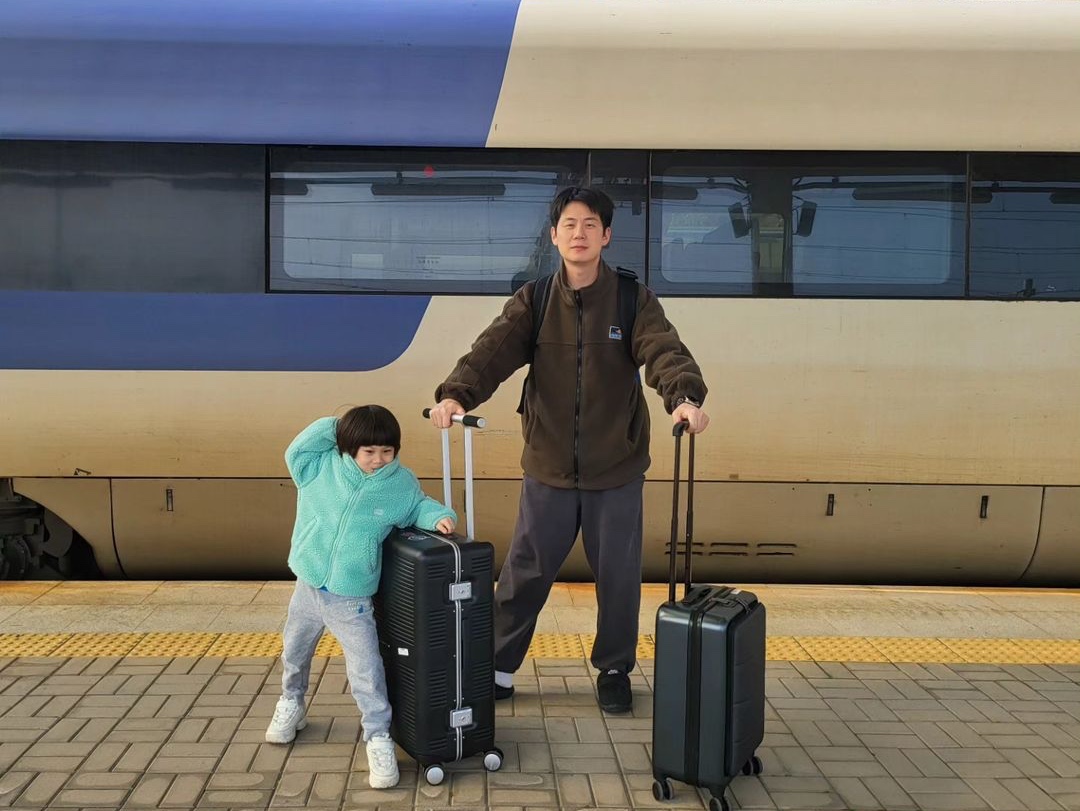 RAWROW R Trunk Frame Ep.2 63L / 26'' 940 Black 착용 스타일 - 2