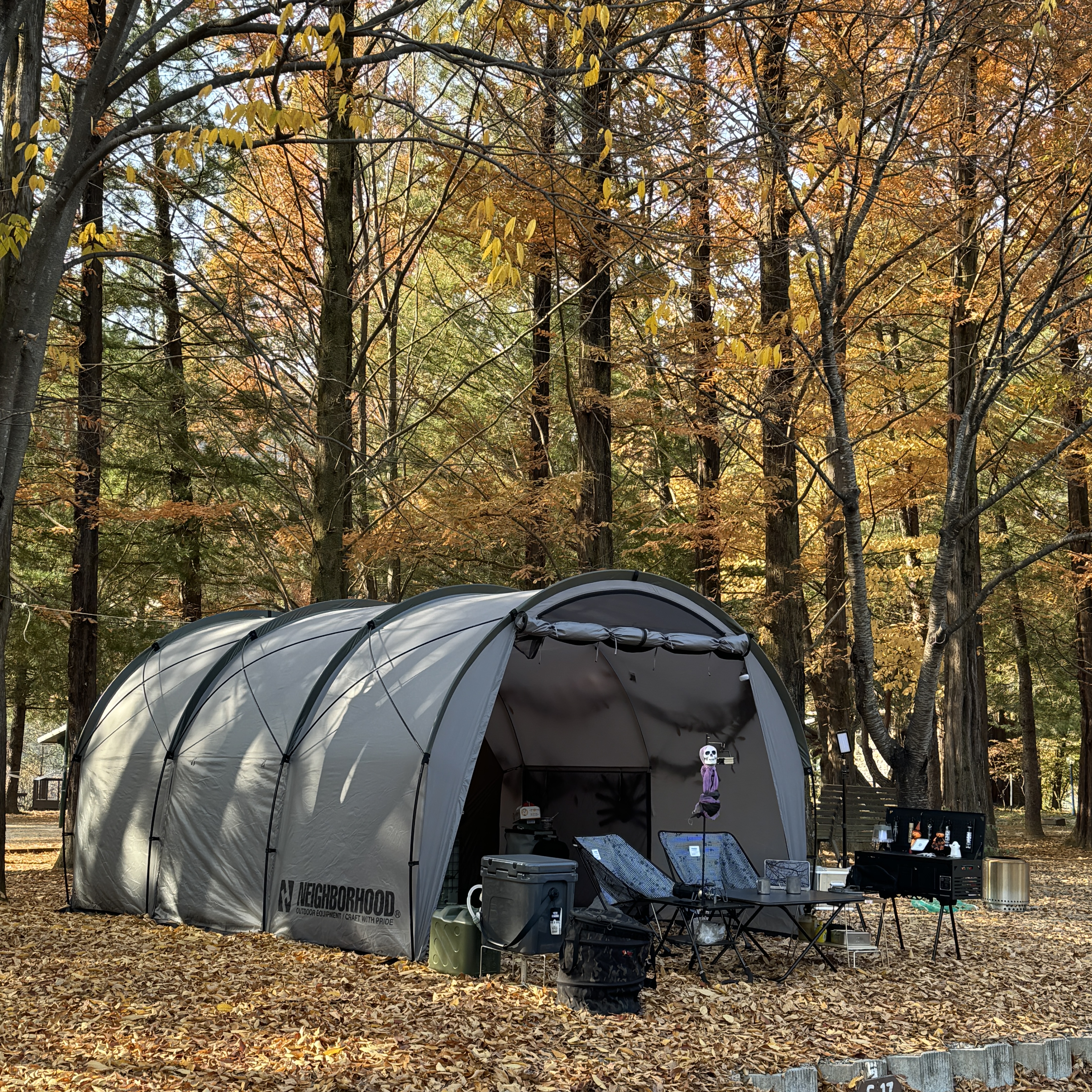 Helinox x Neighborhood Field Tunnel 4.35 Hangar Gray 착용 스타일