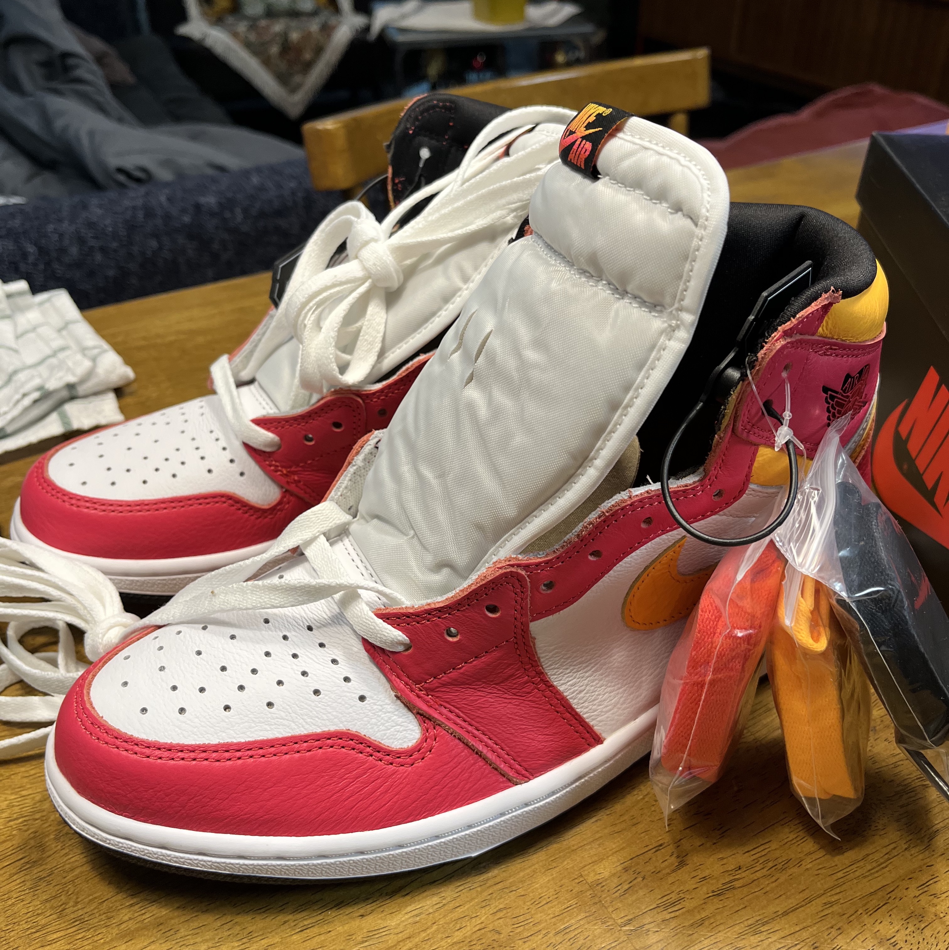 Jordan 1 Retro High OG Light Fusion Red 착용 스타일