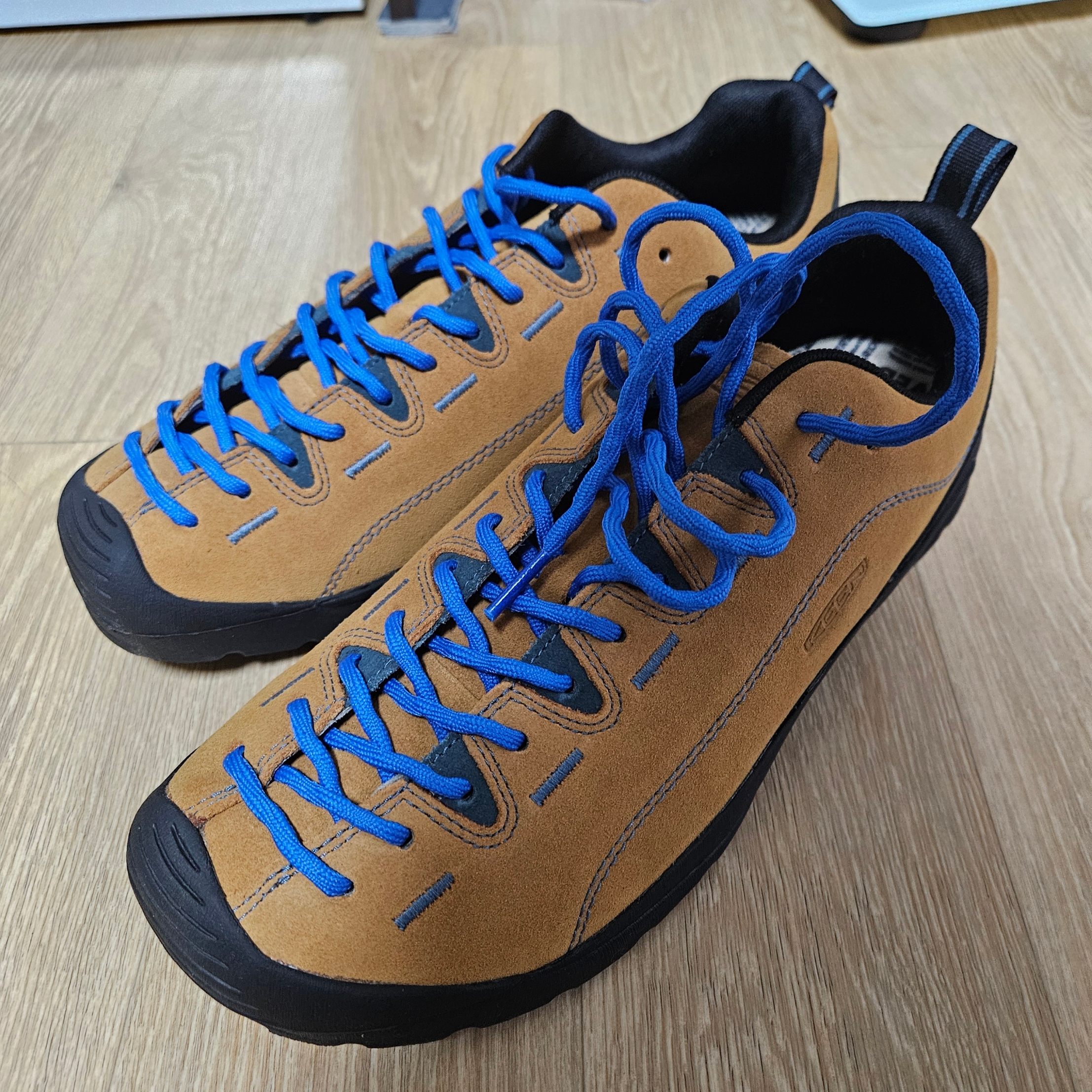 Keen Jasper Suede Sneakers Camel 착용 스타일