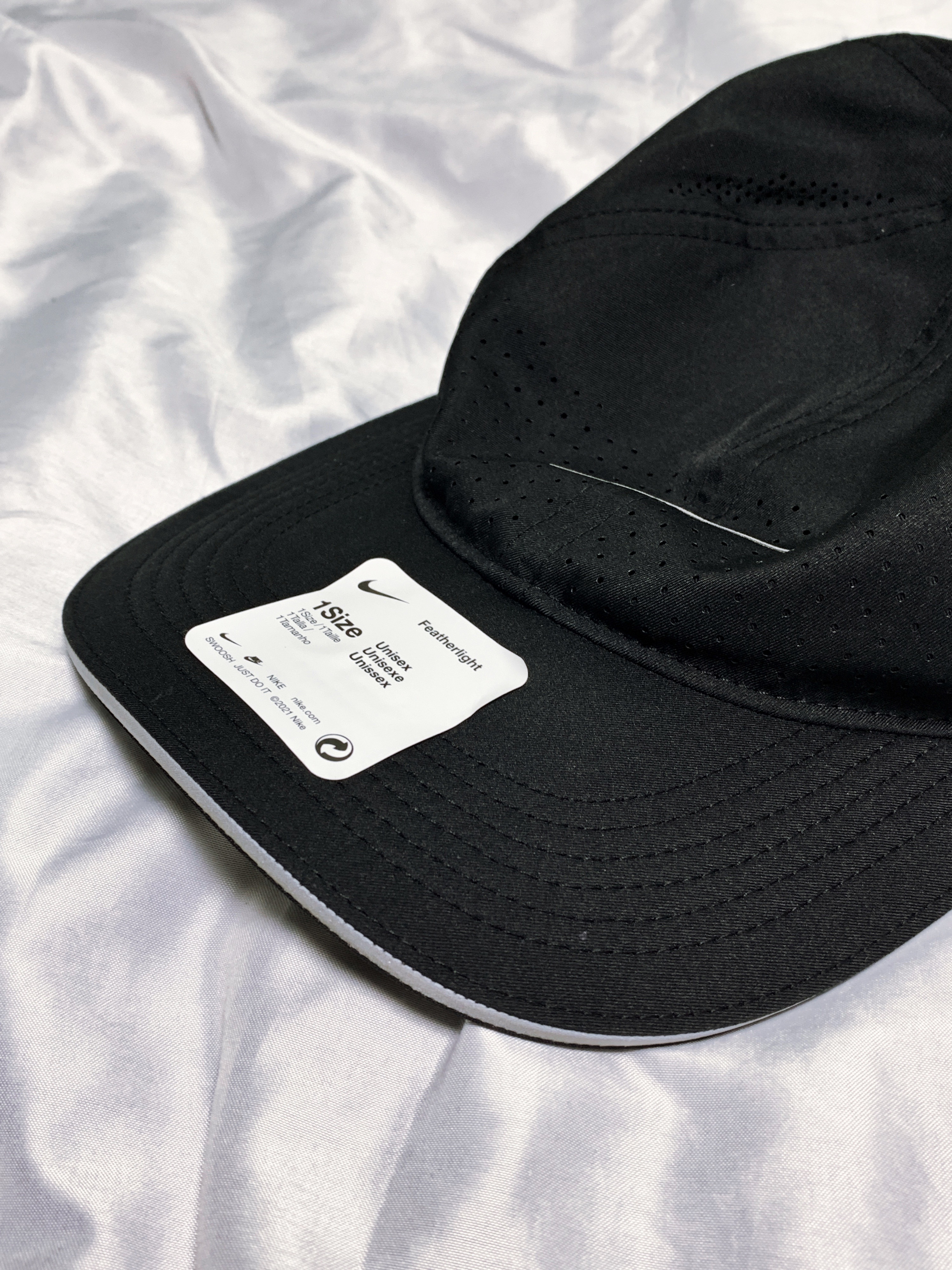 Nike Dri-Fit AeroBill Featherlight Perforated Running Cap Black 착용 스타일