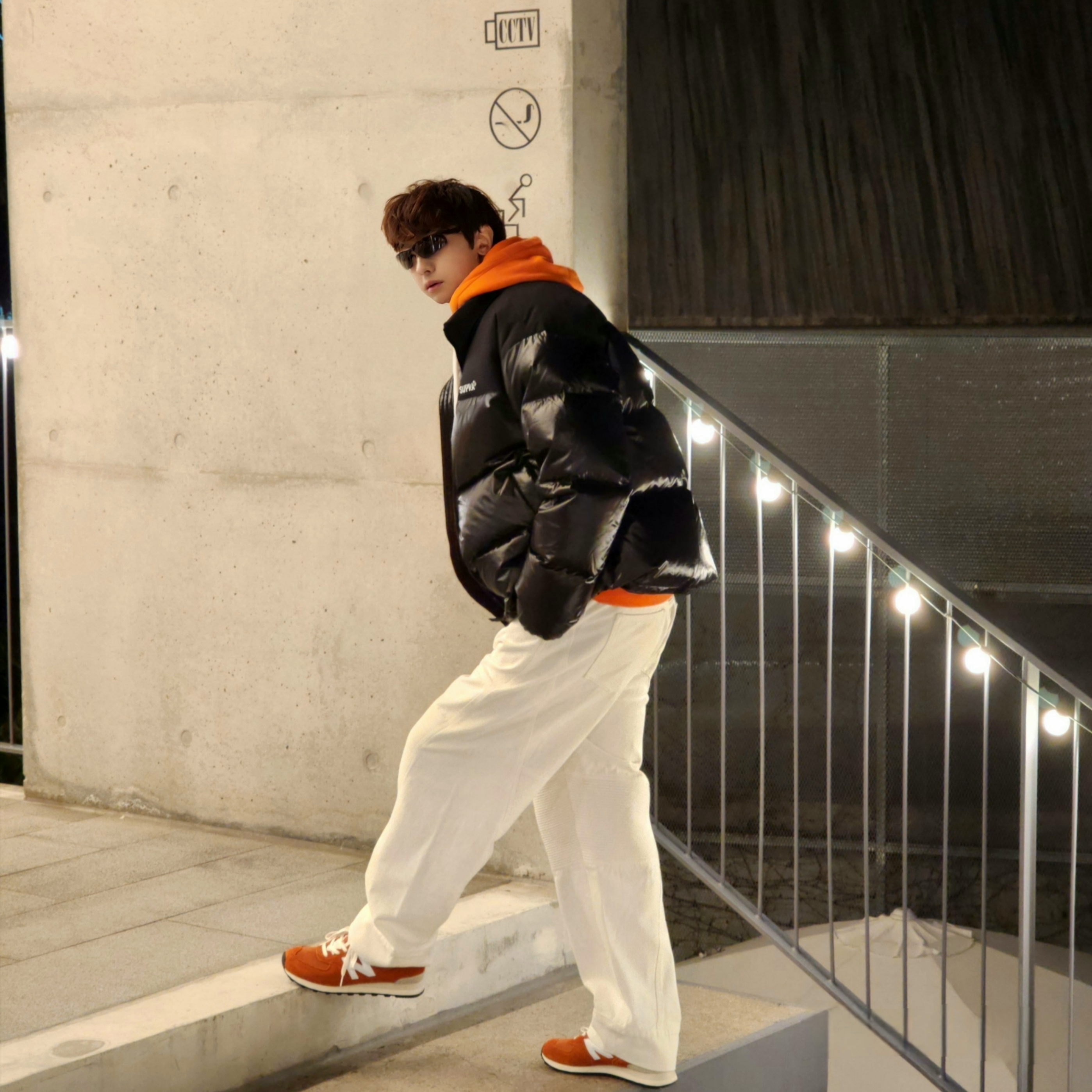 New Balance 574 Heritage Orange Burst White 착용 스타일 - 2