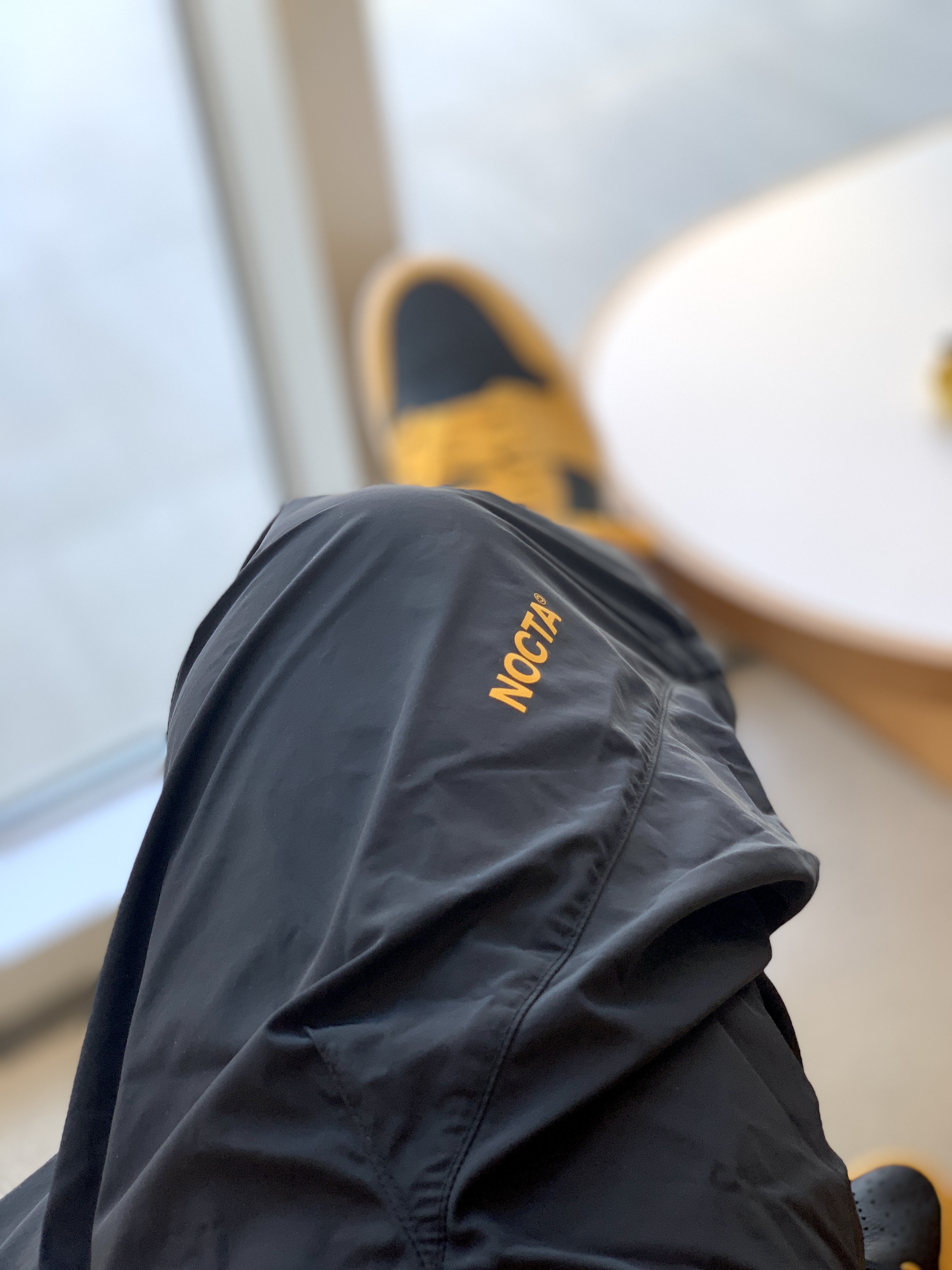 Nike x Drake Nocta Puffer Jacket University Gold - US/EU, Jordan 1 Retro High OG Pollen 착용 스타일 - 3