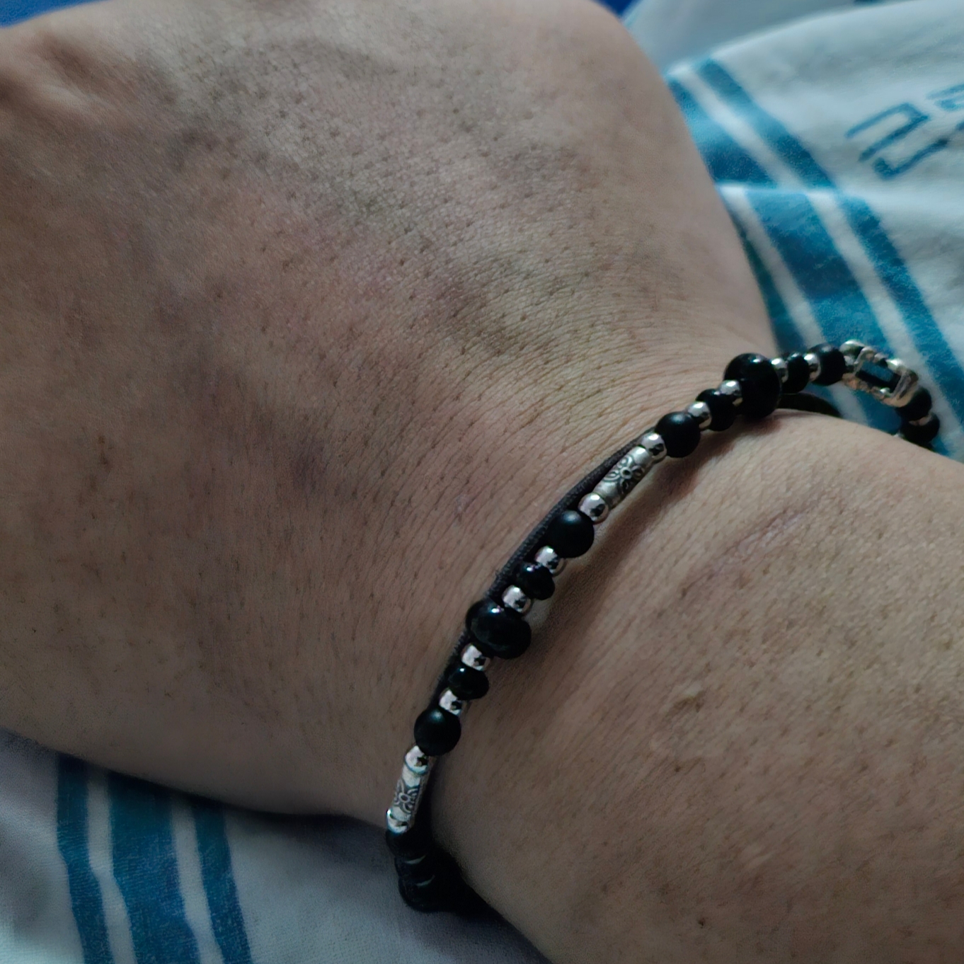 Scudo Garden Karen Beads Bracelet Black 착용 스타일