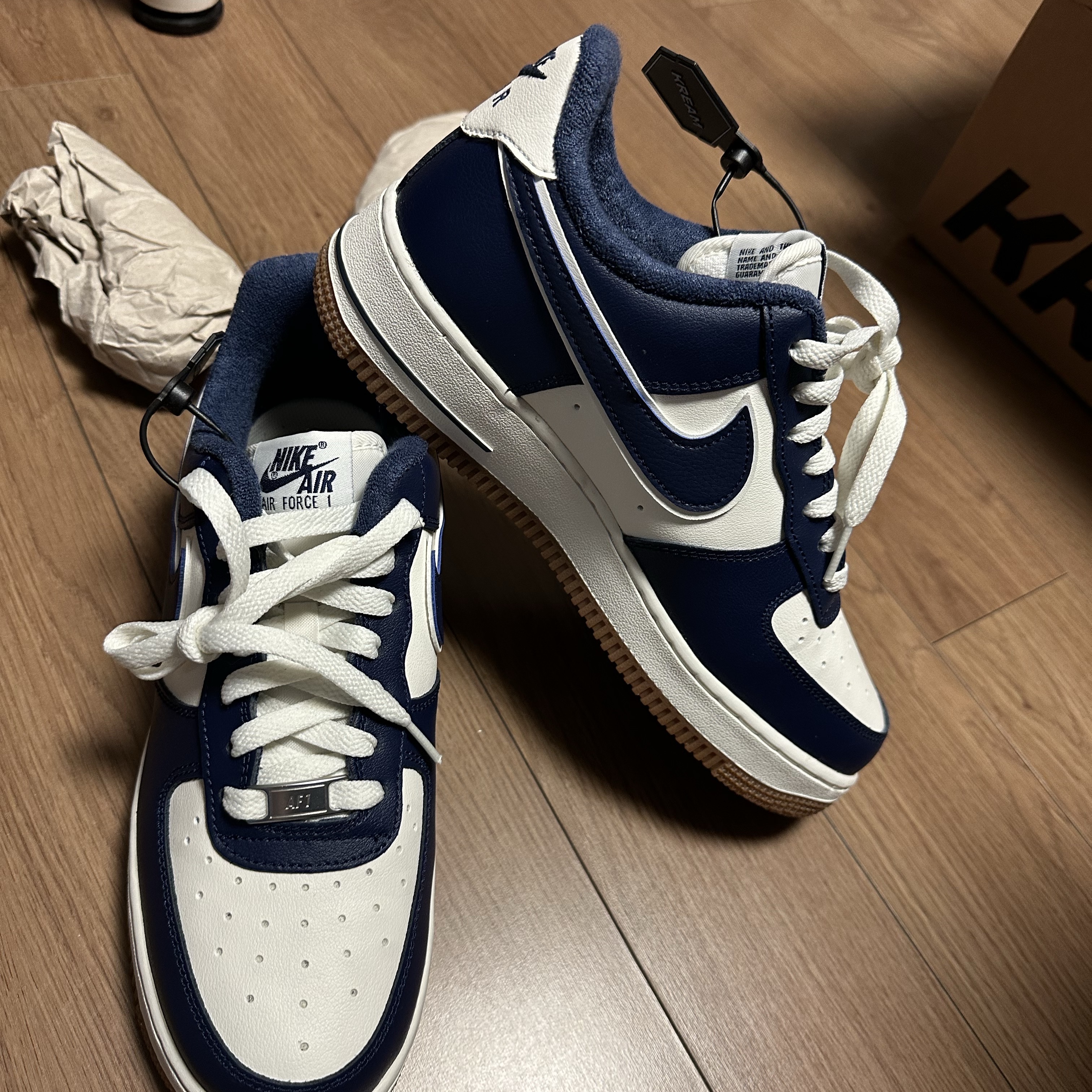 Nike Air Force 1 '07 LV8 Midnight Navy 착용 스타일