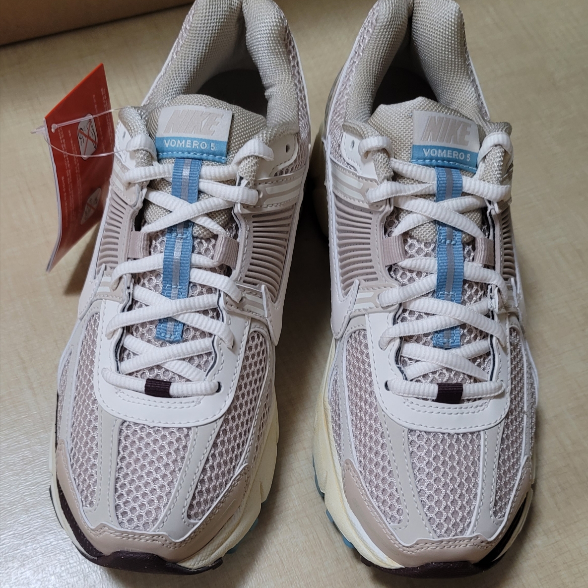 (W) Nike Zoom Vomero 5 Oatmeal 착용 스타일 - 1