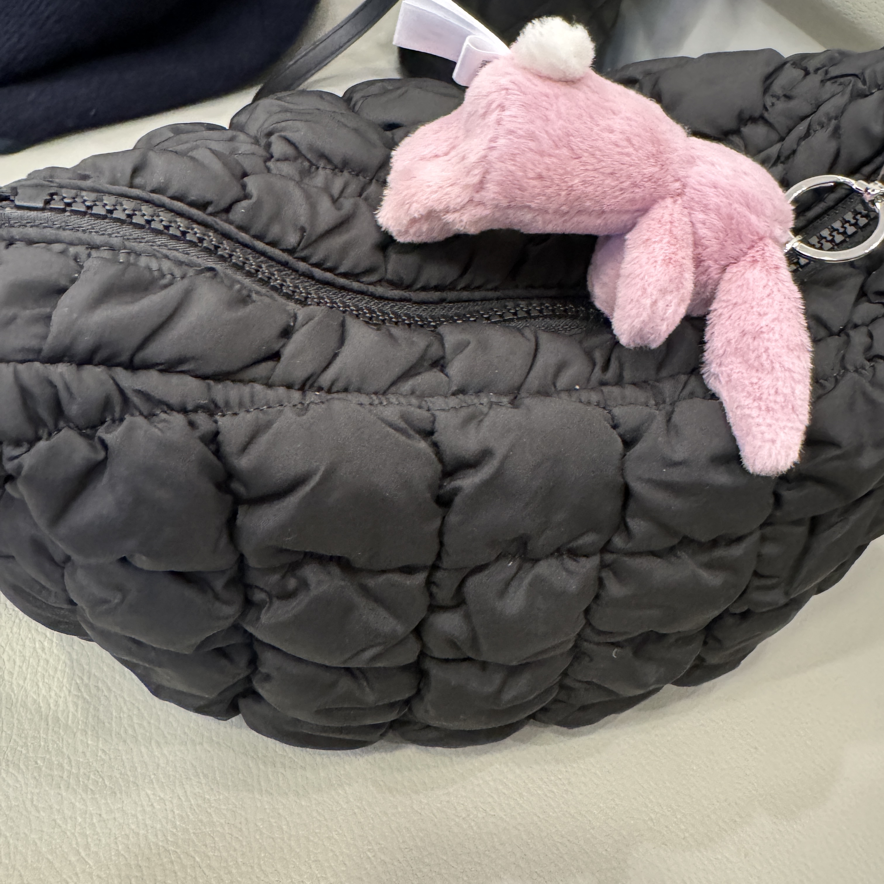 COS Quilted Messenger Bag Black, Jellycat Bashful Bunny Bag Charm Tulip 착용 스타일