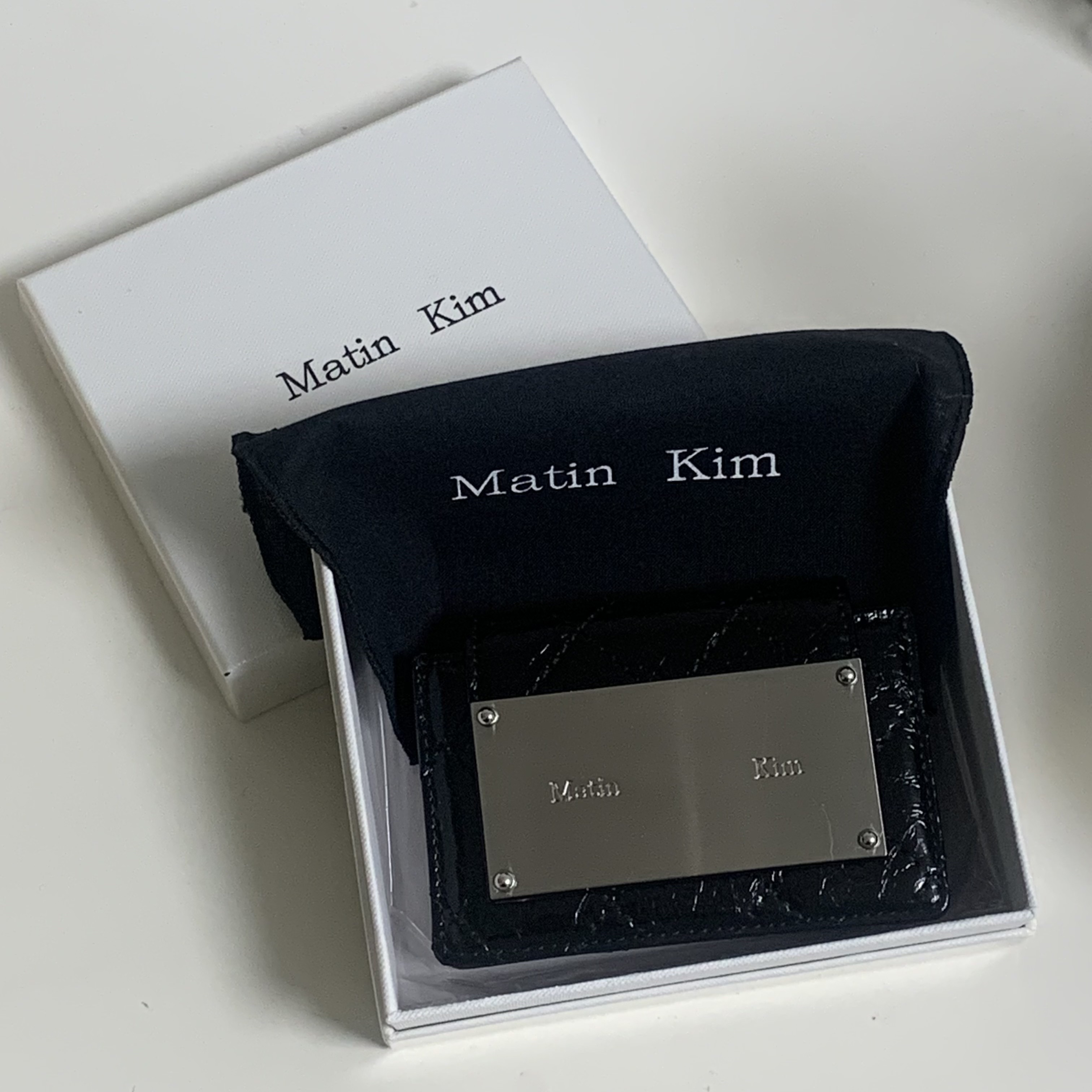 Matin Kim Quilting Accordion Wallet Black 착용 스타일