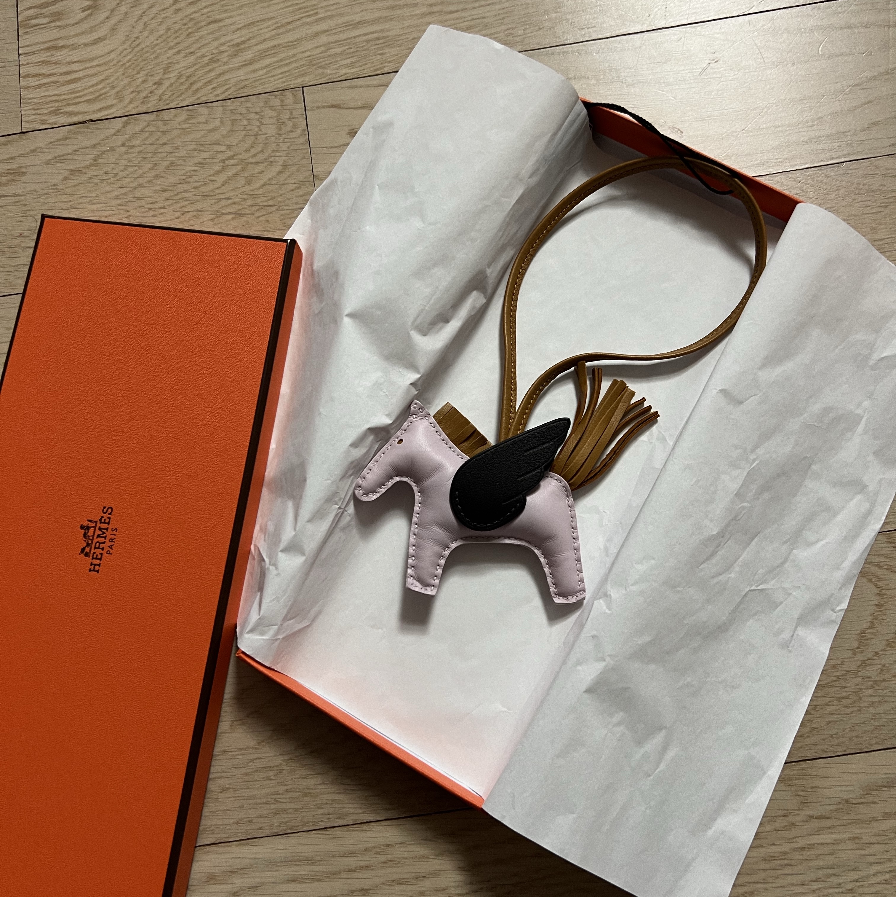 Hermes Rodeo Pegase PM Charm Milo Swift & Mauve Pale Sesame Ebene 착용 스타일
