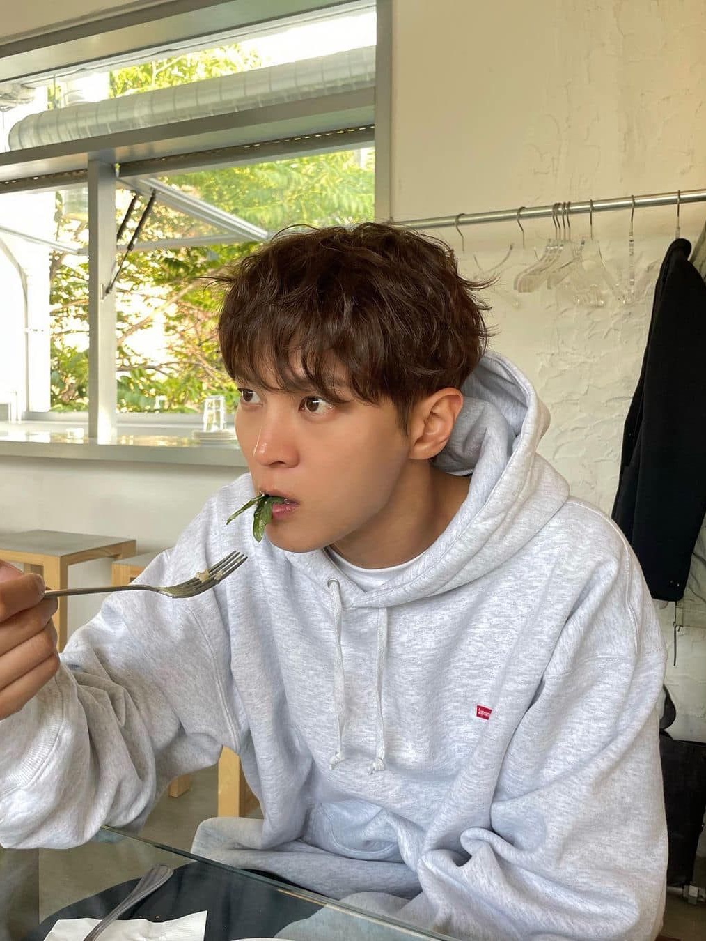 Supreme Small Box Drawcord Hooded Sweatshirt Heather Grey - 23FW, Stussy Basic Stussy Hoodie Ash Heather 2023 착용 스타일 - 2