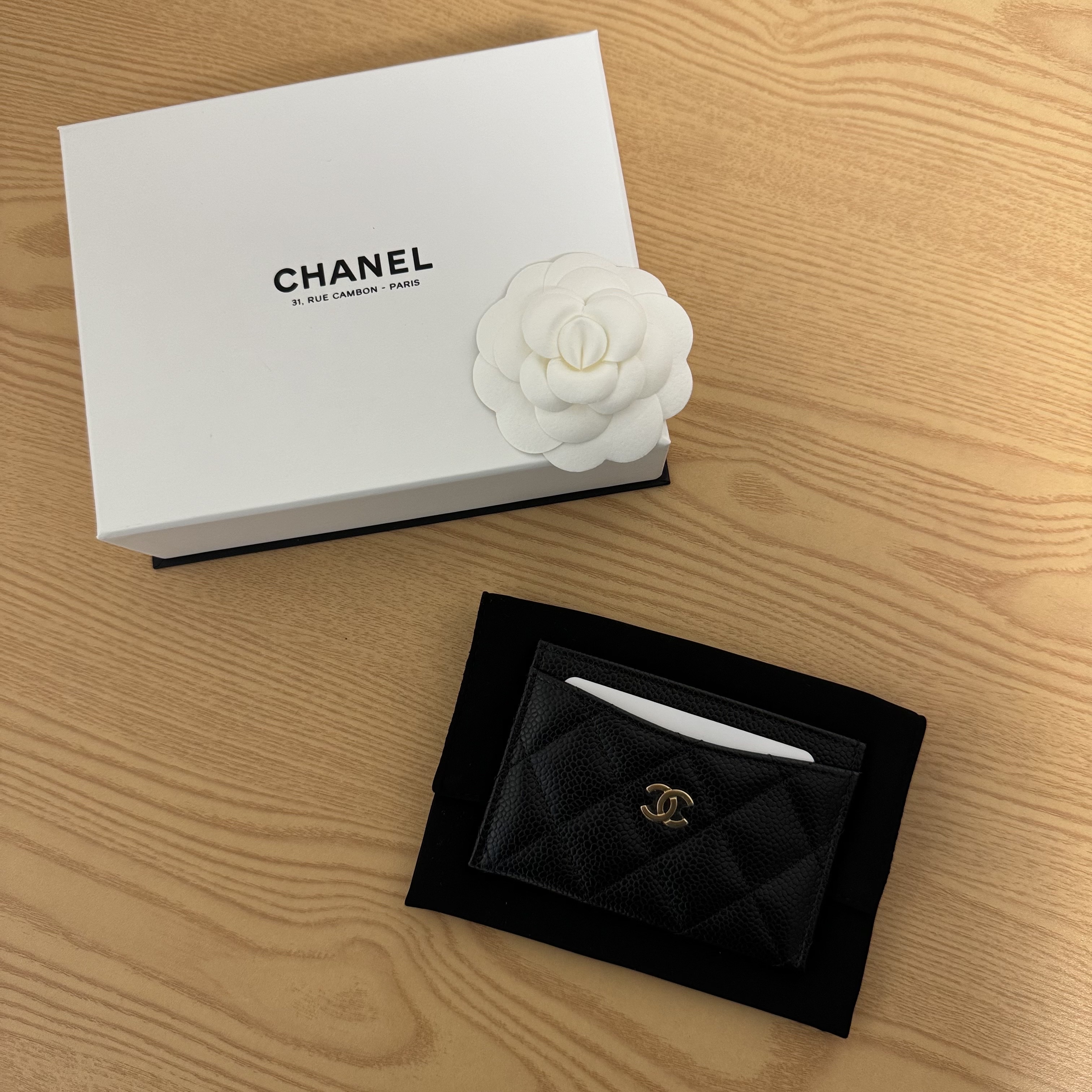 Chanel Classic Card Holder Grained Calfskin & Gold Black 착용 스타일