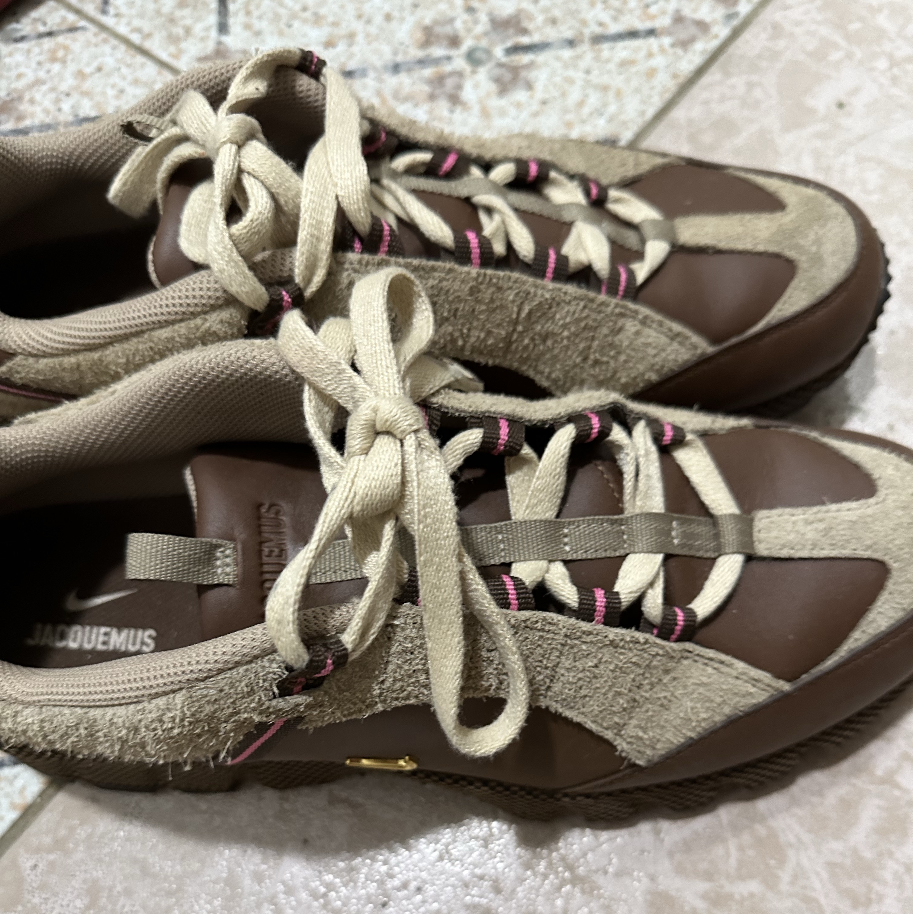 Nike x Jacquemus Air Humara LX Ale Brown and Gold 착용 스타일 - 1