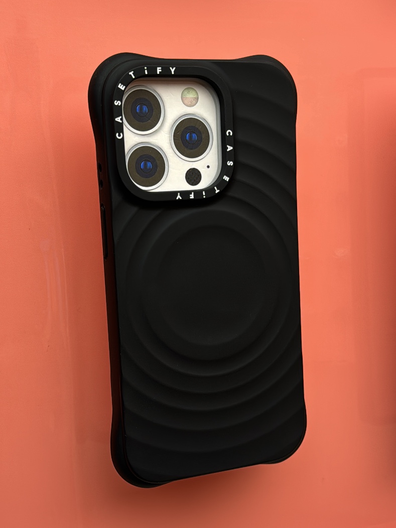 Casetify iPhone MagSafe Ripple Case Black 착용 스타일 - 2
