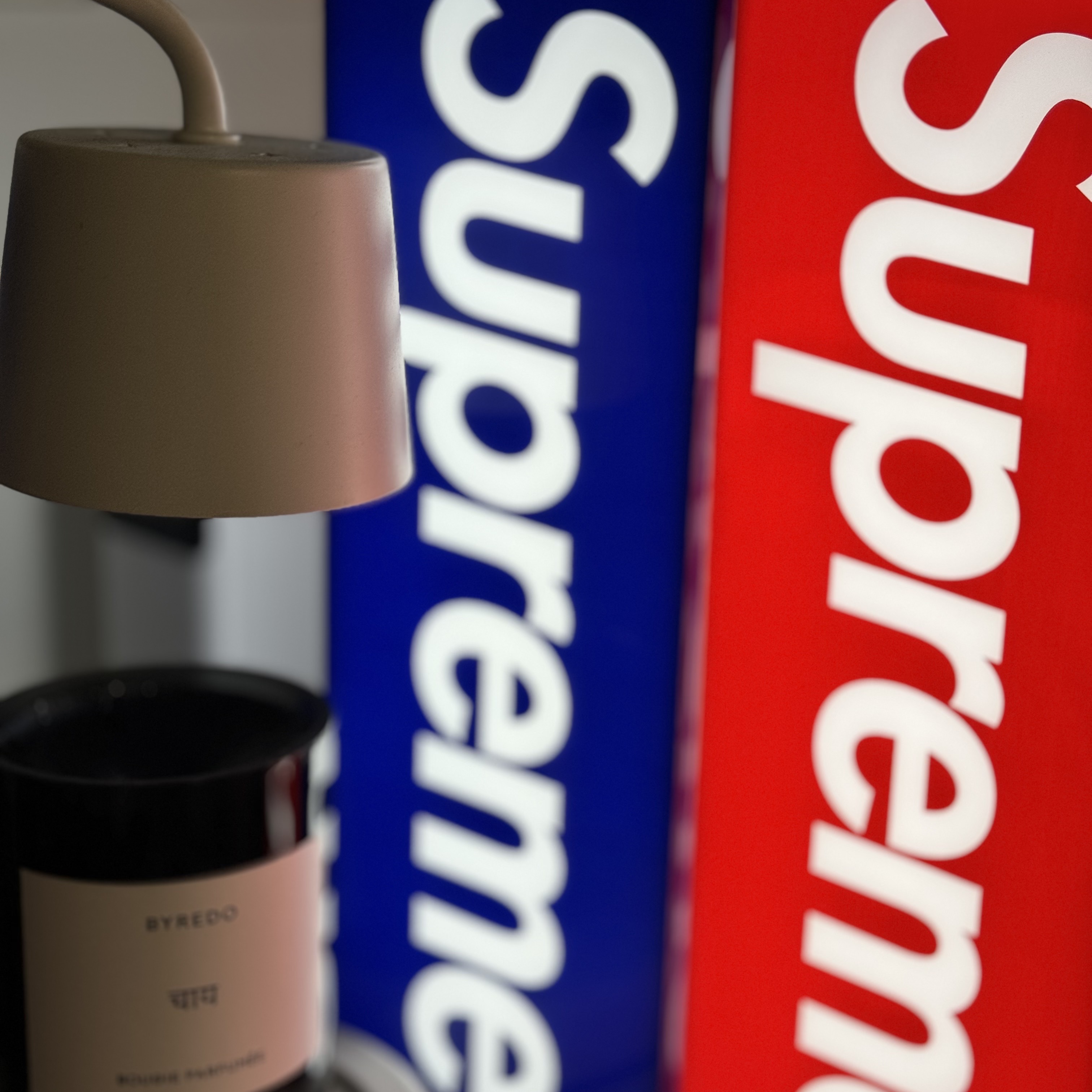 Supreme Box Logo Lamp Red (Korean Ver.) - 23FW, Supreme Box Logo Lamp Blue (Korean Ver.) - 23FW 착용 스타일