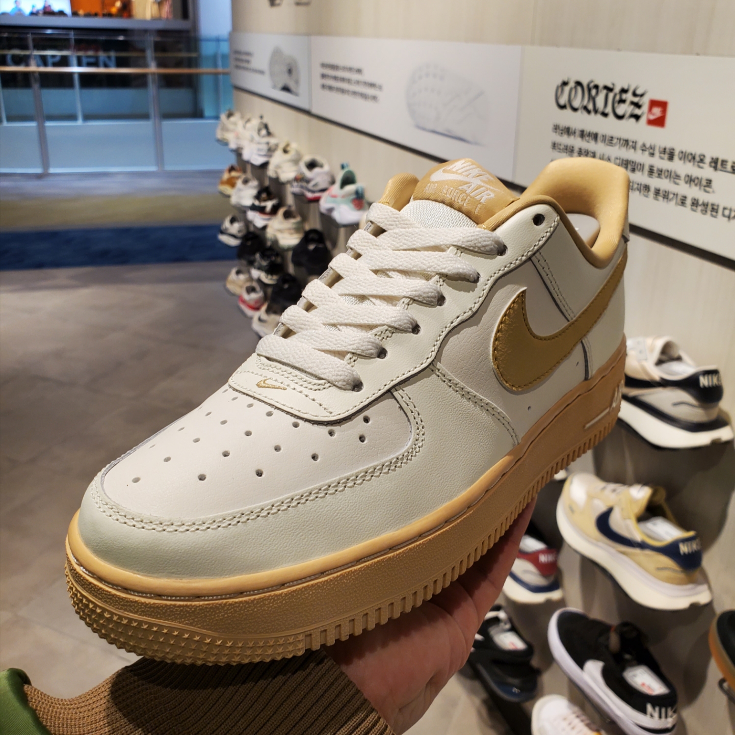(W) Nike Air Force 1 '07 Sail Sesame 착용 스타일