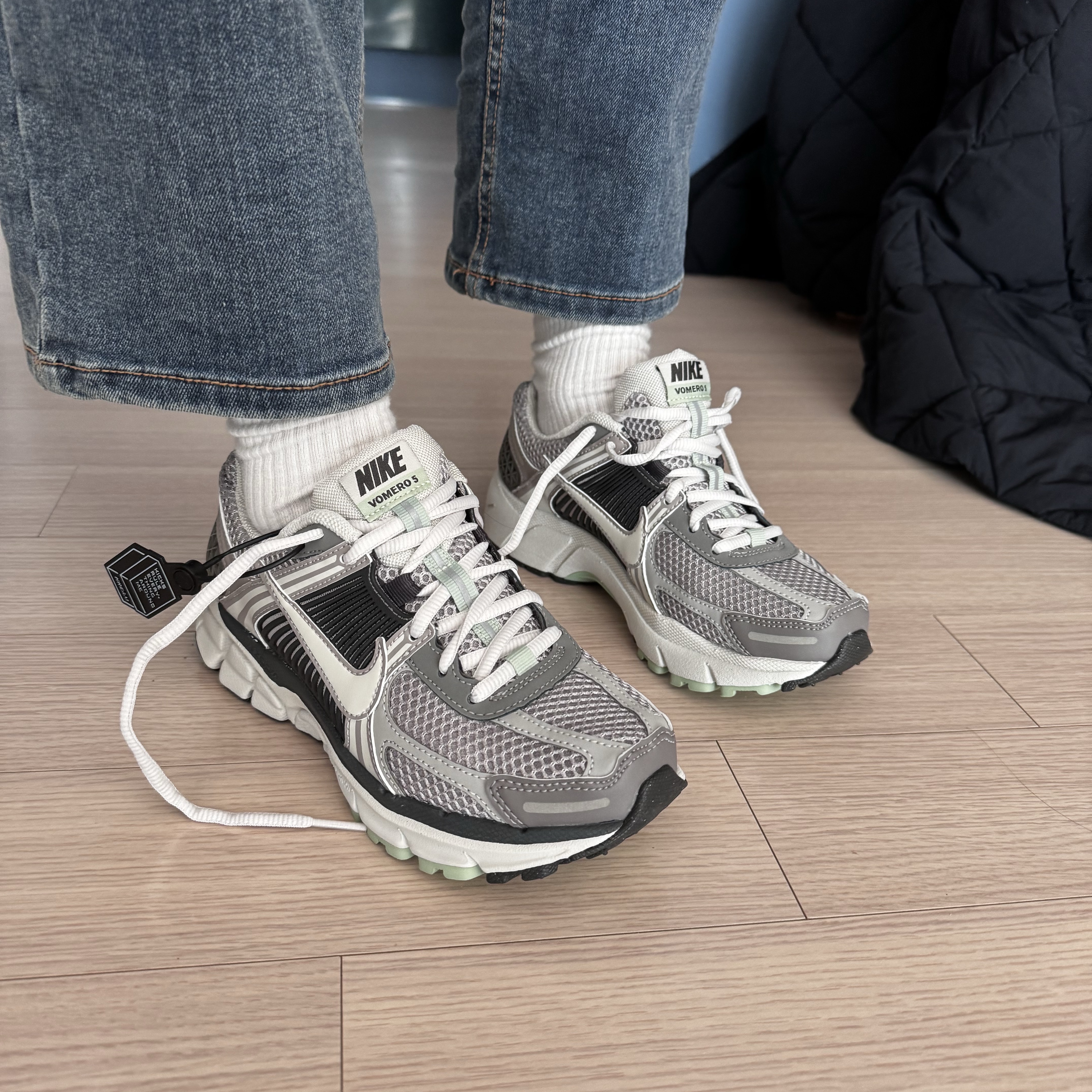 (W) Nike Zoom Vomero 5 Cobblestone and Flat Pewter 착용 스타일