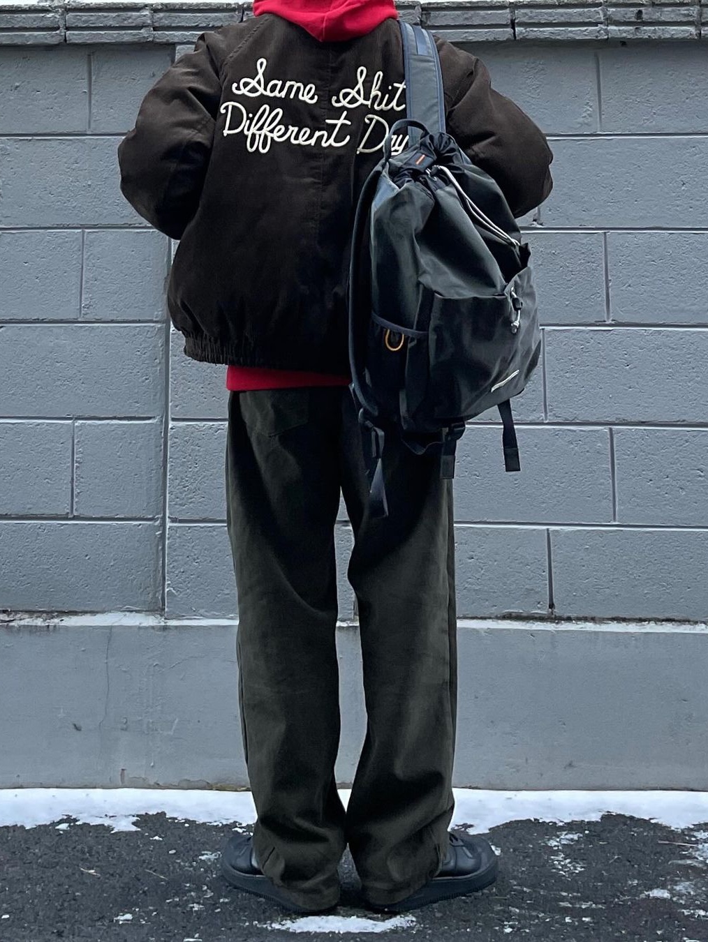RAWROW String Backpack Ep.2 750 Charcoal 착용 스타일 - 1