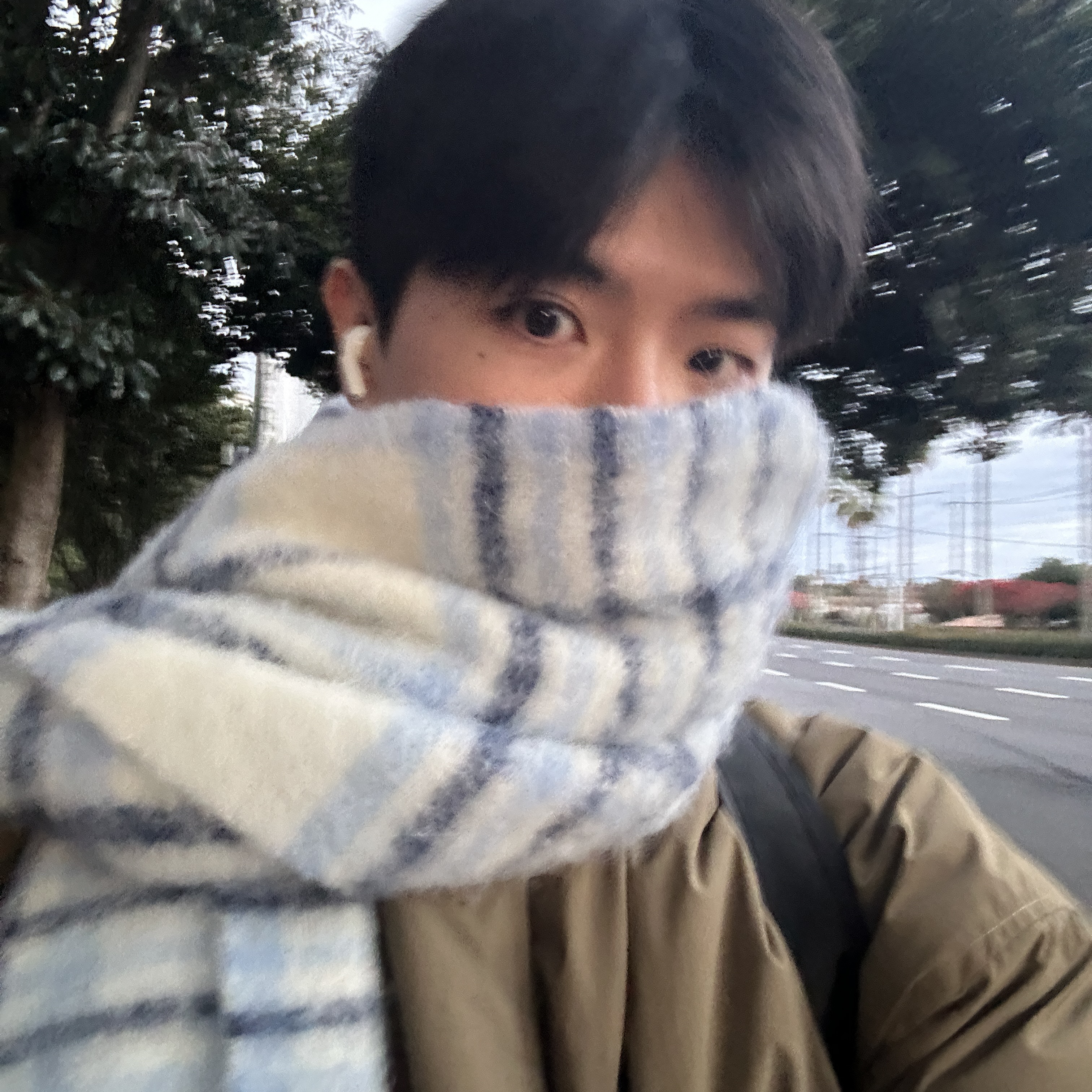Jacquemus L’echarpe Carro Le Chouchou Jacquard Check Muffler Light Blue 착용 스타일