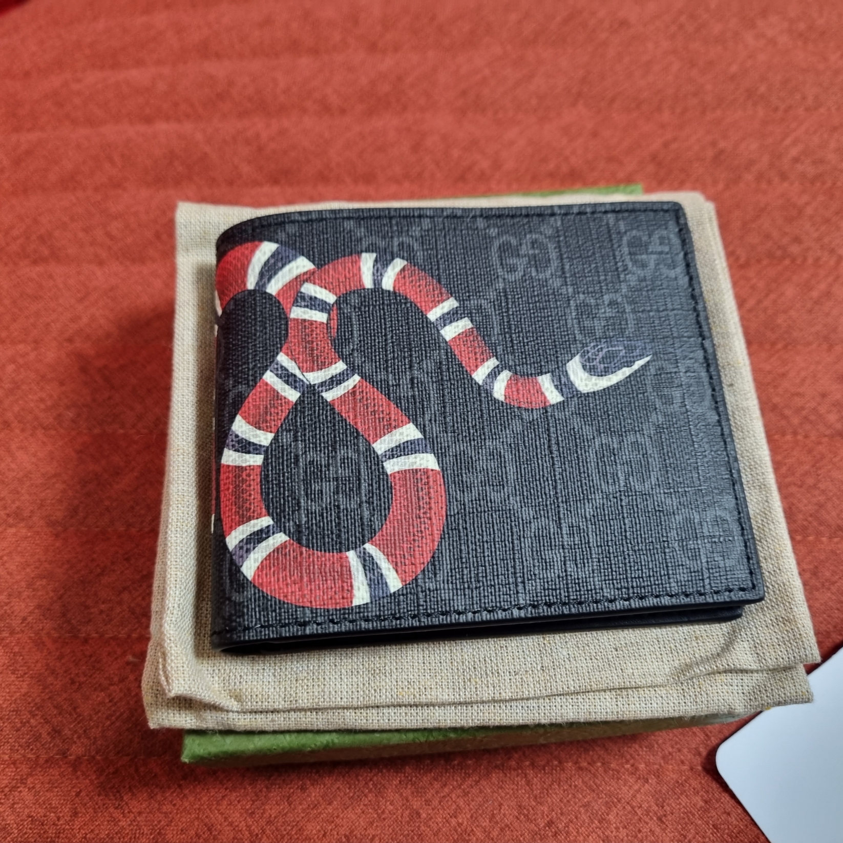 Gucci Kingsnake Print GG Supreme Wallet Black 착용 스타일 - 2