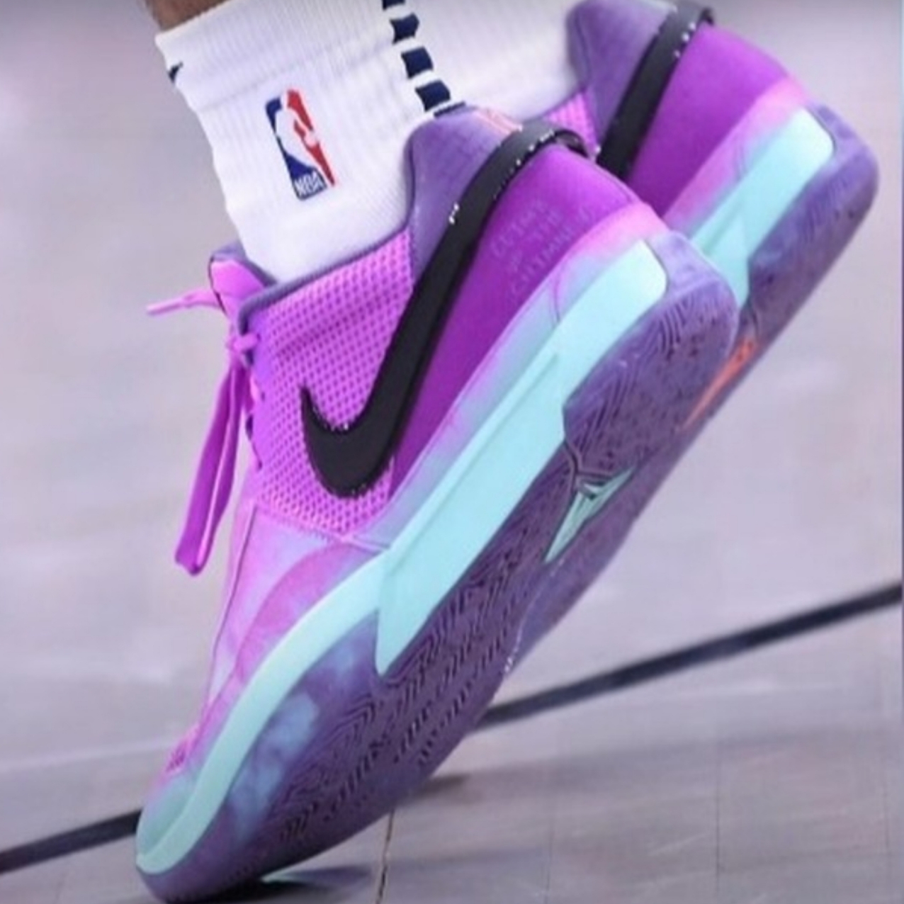 Nike Ja 1 Xmas EP Fuchsia Dream Emerald Rise 착용 스타일 - 3
