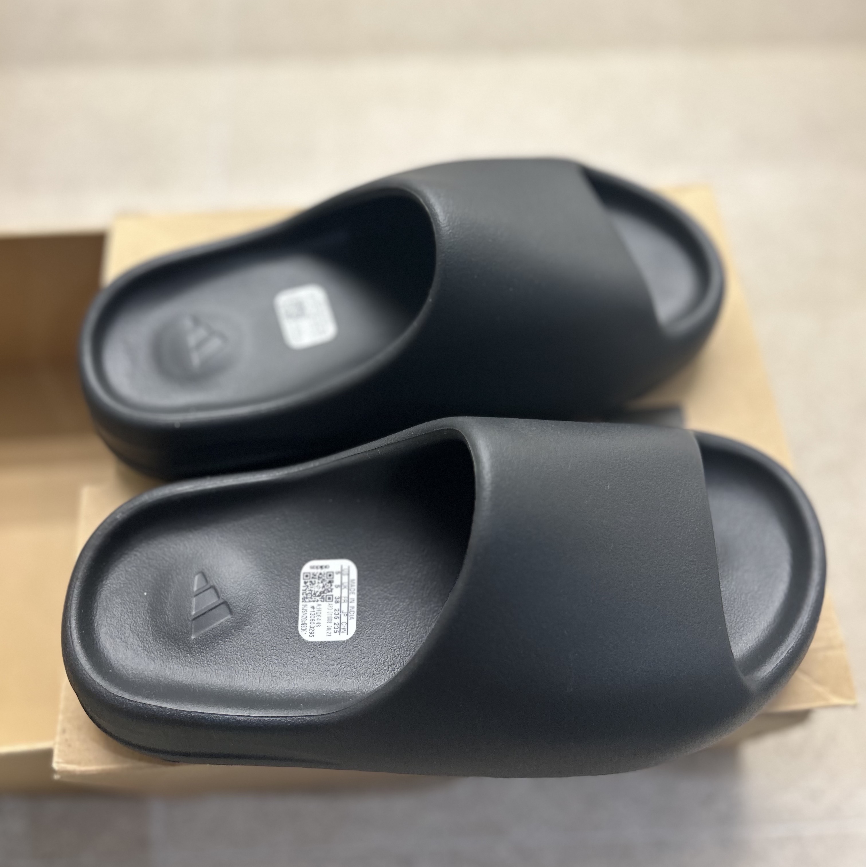Adidas Yeezy Slide Onyx 착용 스타일