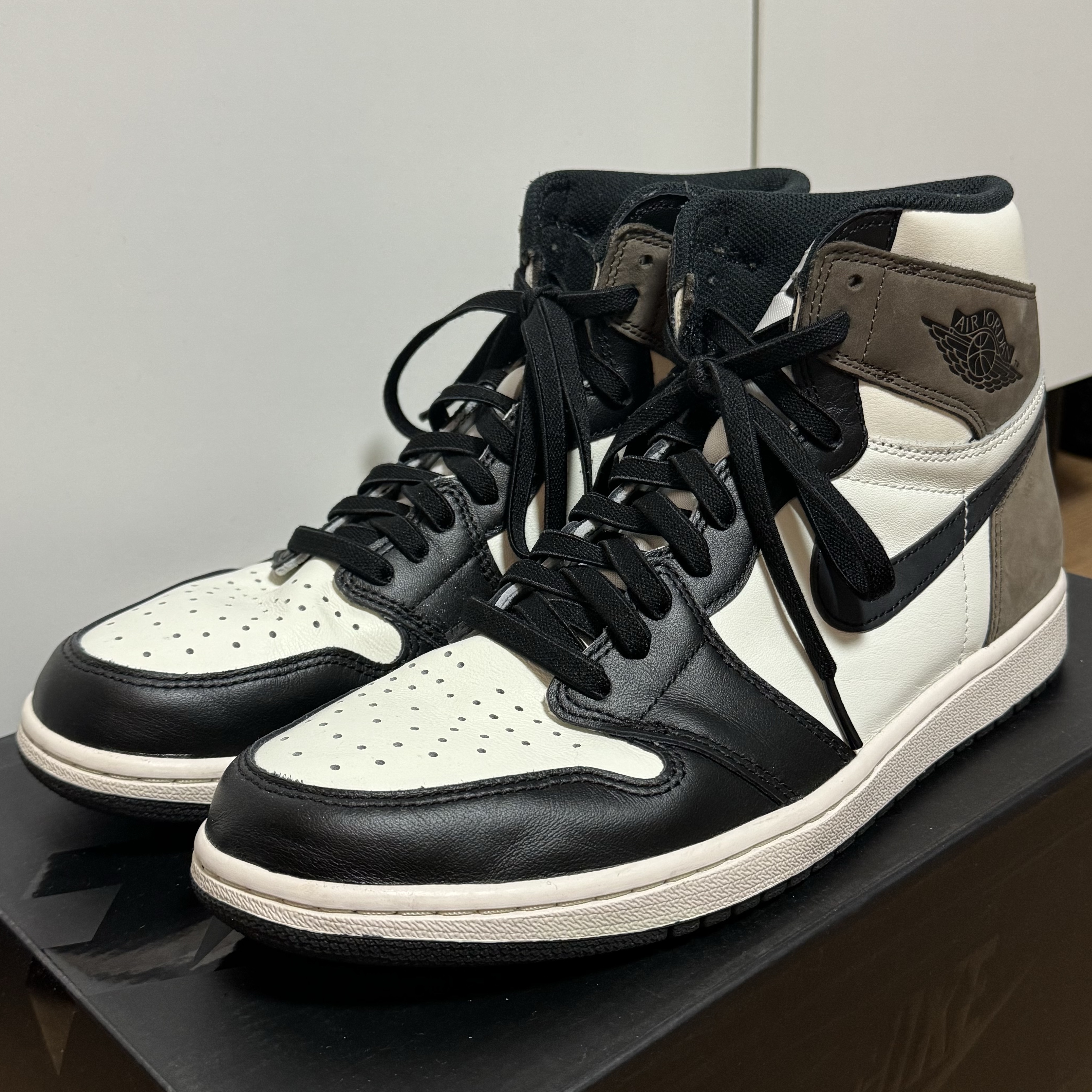 Jordan 1 Retro High OG Black Mocha 착용 스타일