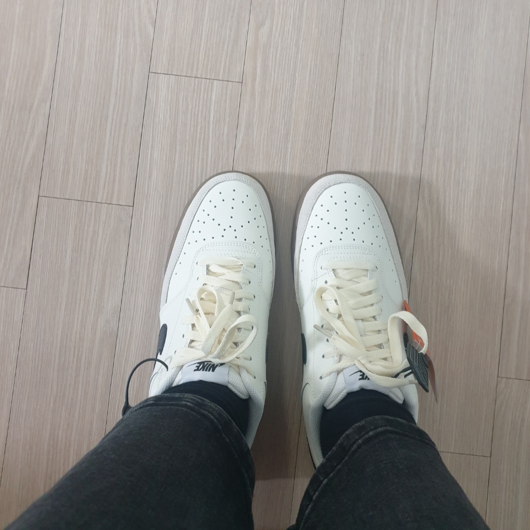 Nike Court Vision Low Sail Light Orewood Brown 착용 스타일
