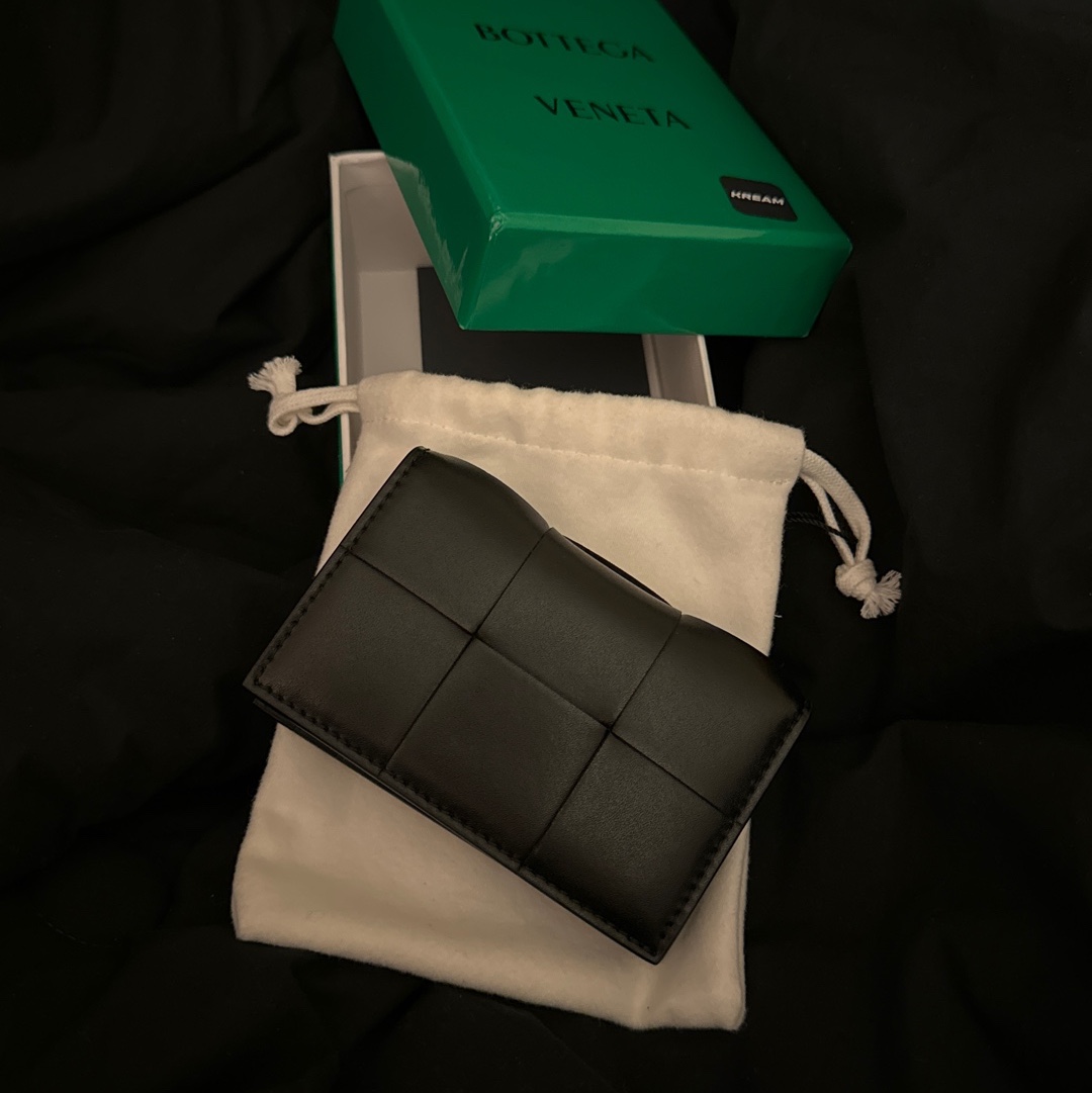 Bottega Veneta Flap Card Case Black 착용 스타일