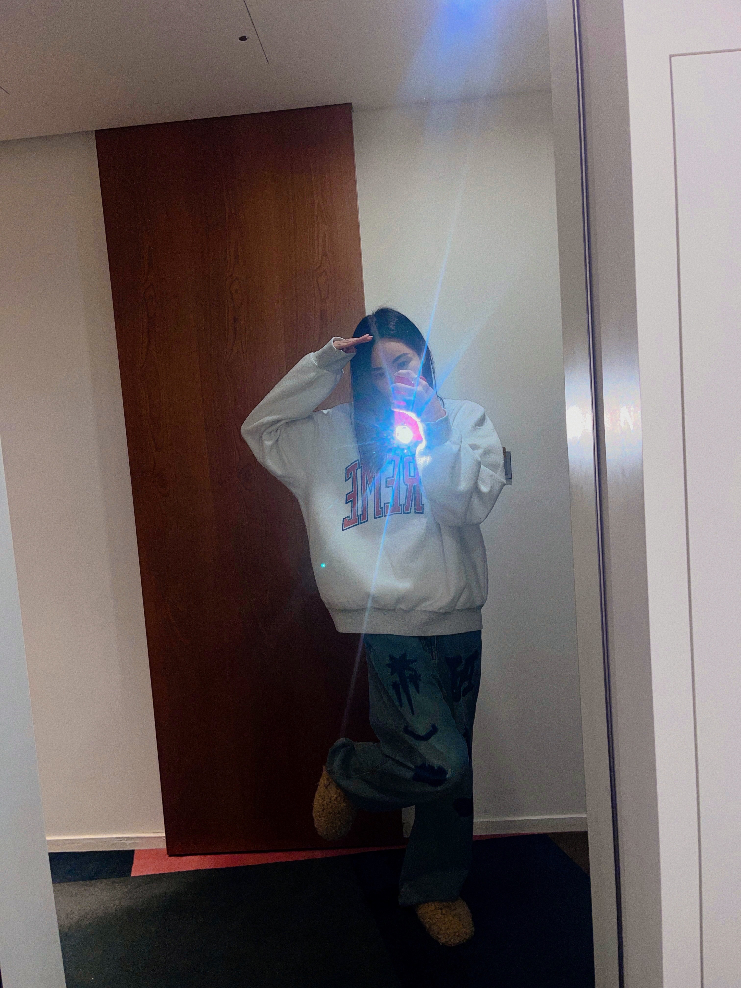 Supreme Inside Out Crewneck Ash Grey - 23FW, (W) UGG Maxi Curly Slide Sand 착용 스타일 - 2