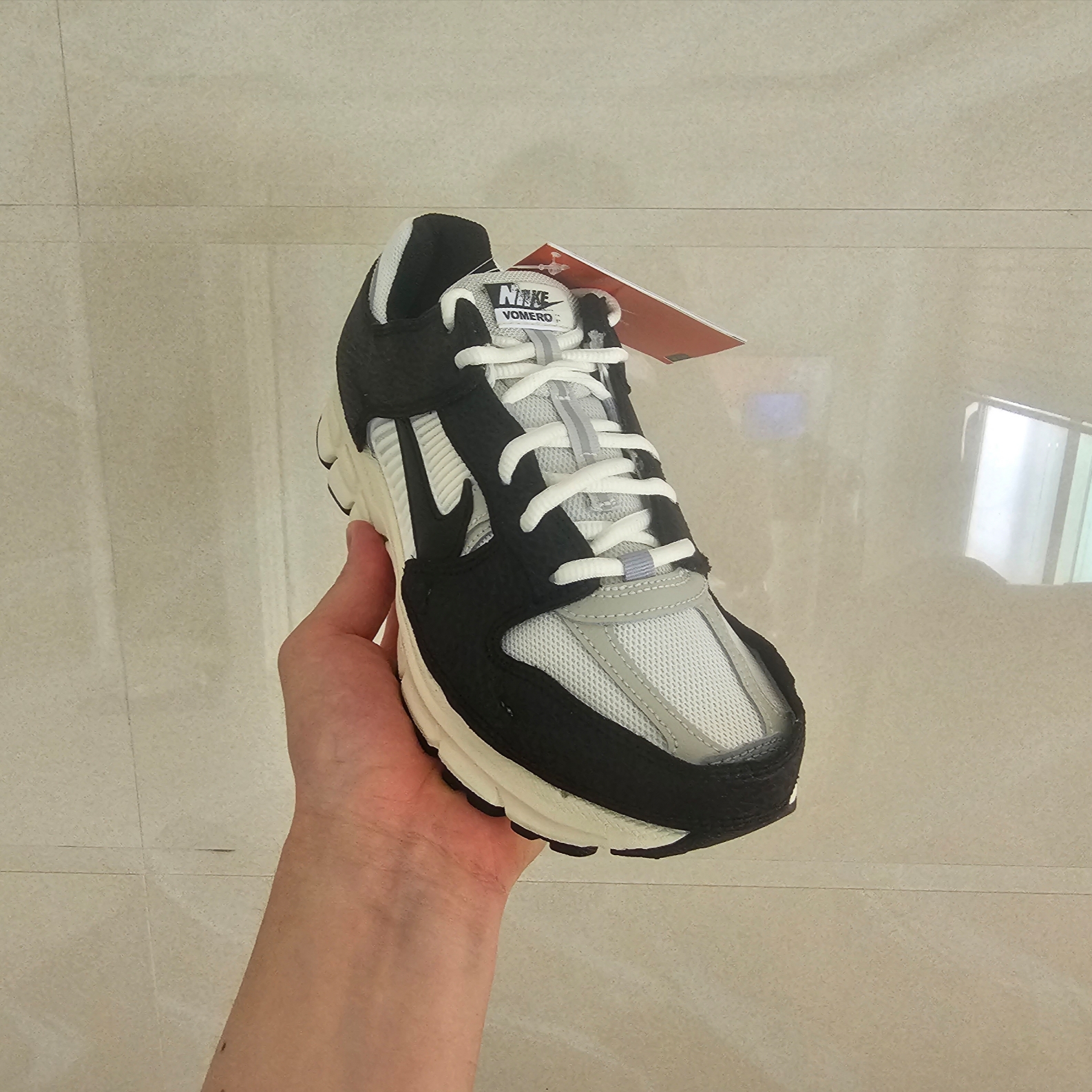 (W) Nike Zoom Vomero 5 Wolf Grey and Black 착용 스타일 - 1