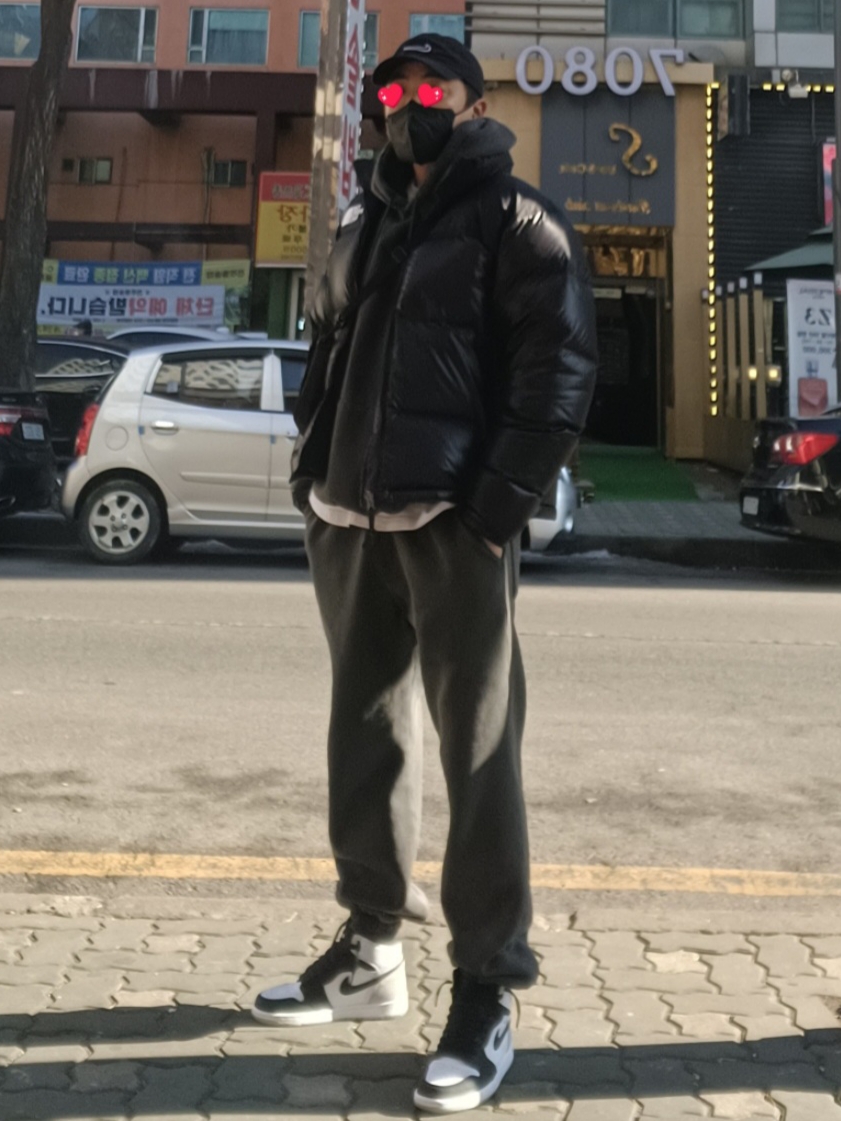 Jordan 1 Retro High OG Bleached Coral, The North Face Nuptse Hybrid Down Ball Jacket Black 착용 스타일
